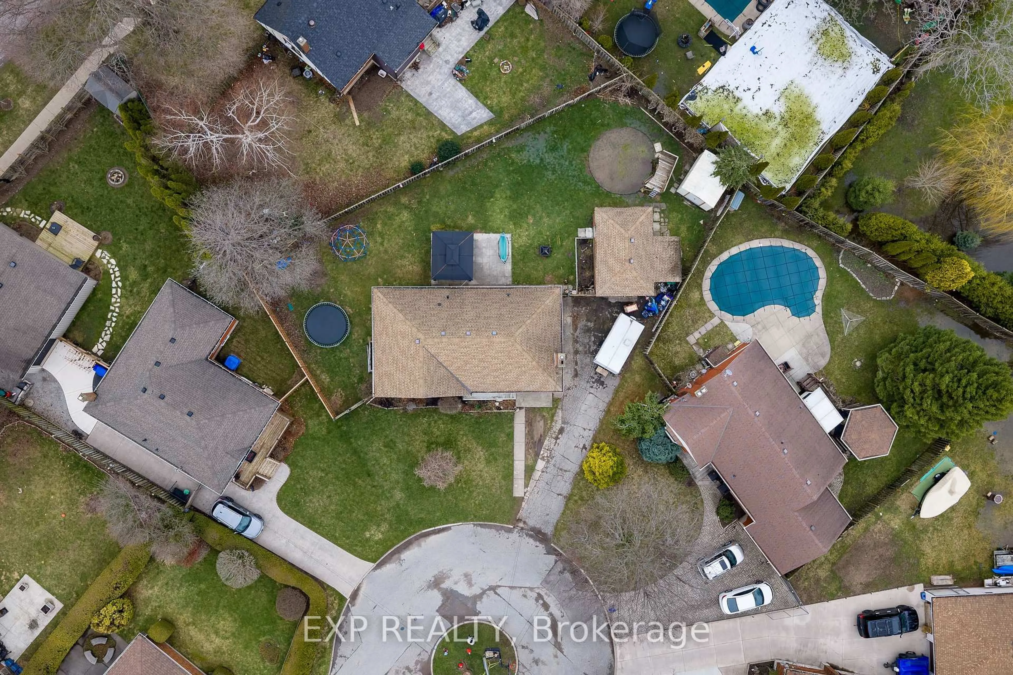 A pic from outside/outdoor area/front of a property/back of a property/a pic from drone, street for 6396 Laura Cres, Niagara Falls Ontario L2G 5E4