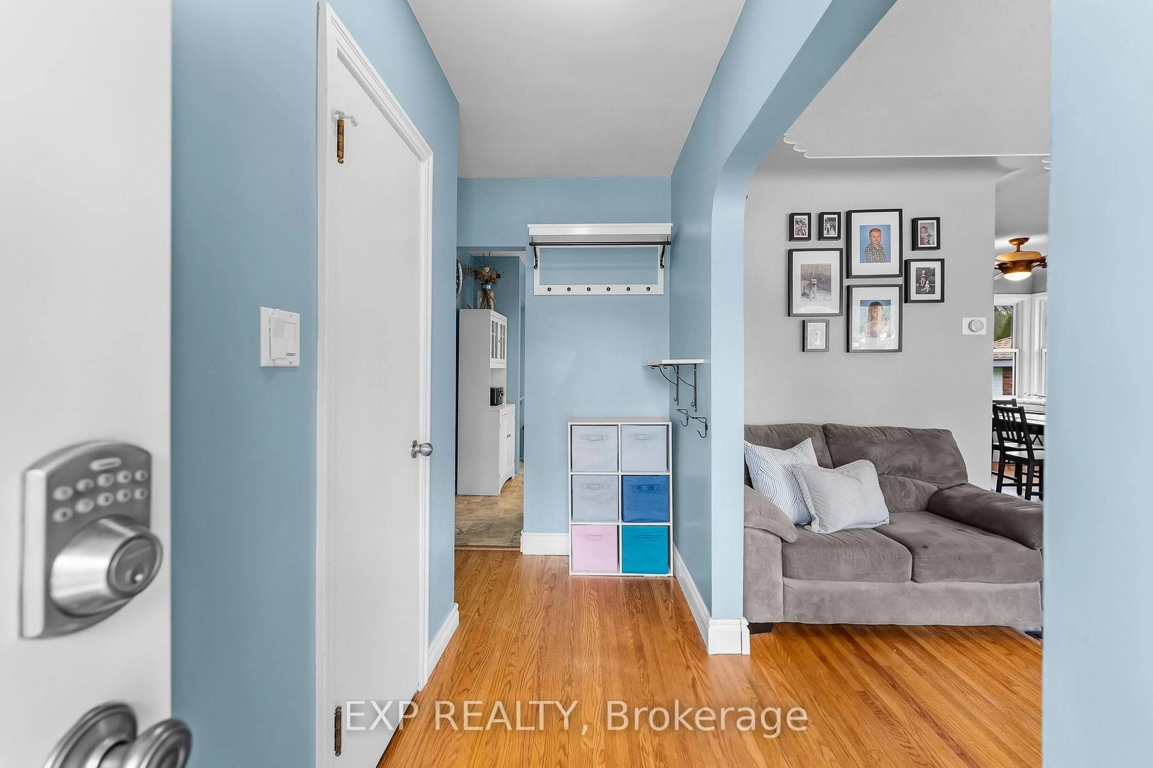 Indoor entryway for 6396 Laura Cres, Niagara Falls Ontario L2G 5E4