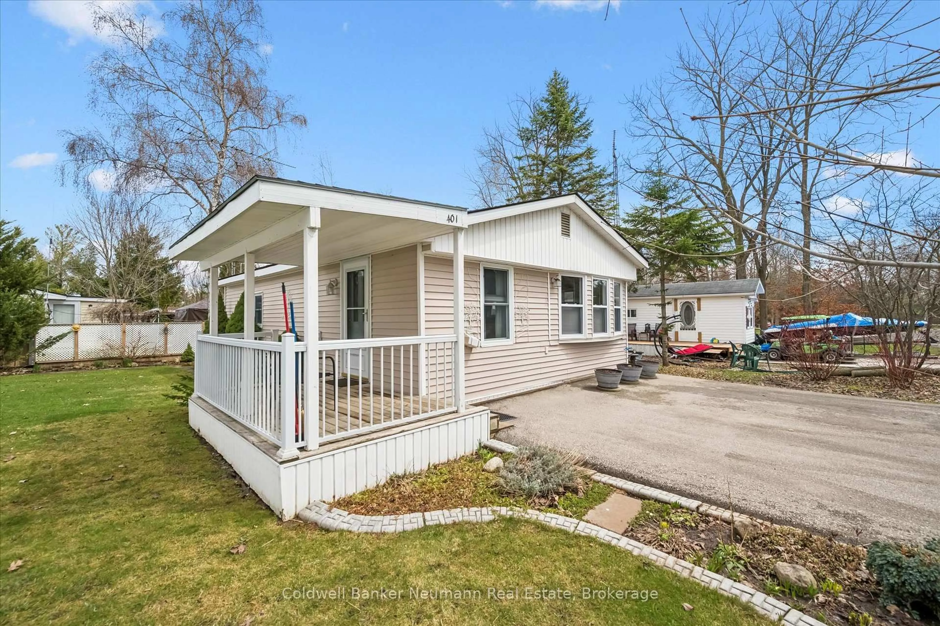 Home with vinyl exterior material, street for 401 Teak Tr, Centre Wellington Ontario N1M 2W5