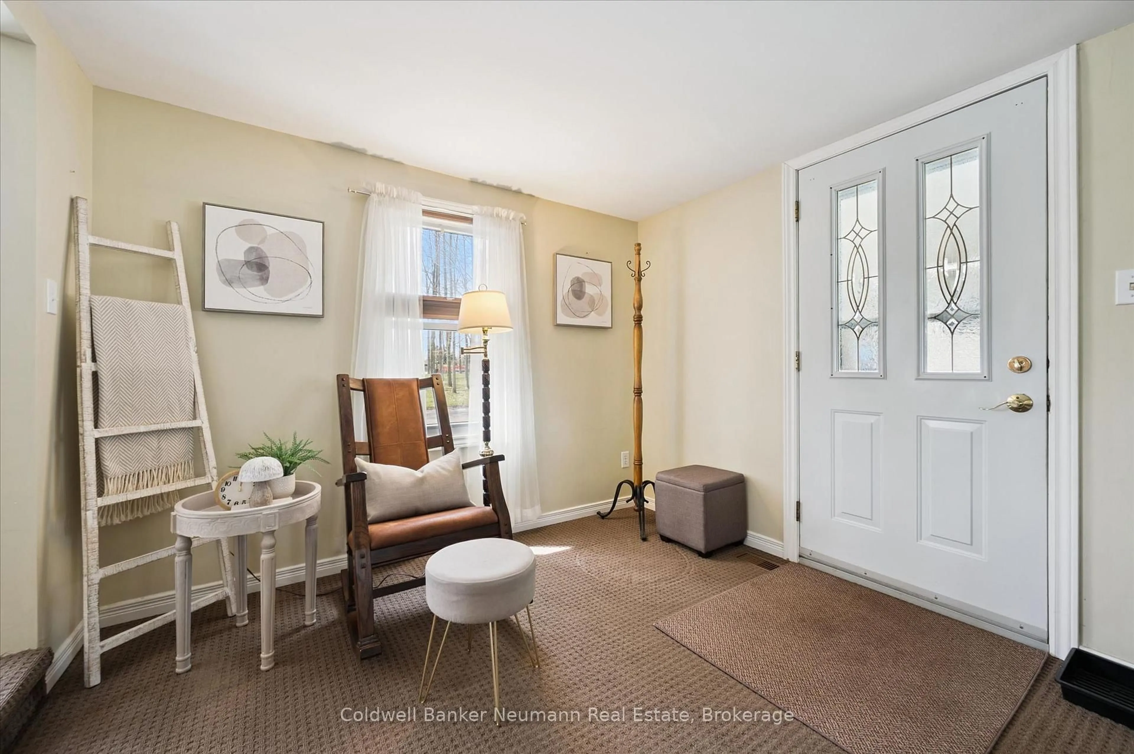 Indoor entryway for 401 Teak Tr, Centre Wellington Ontario N1M 2W5