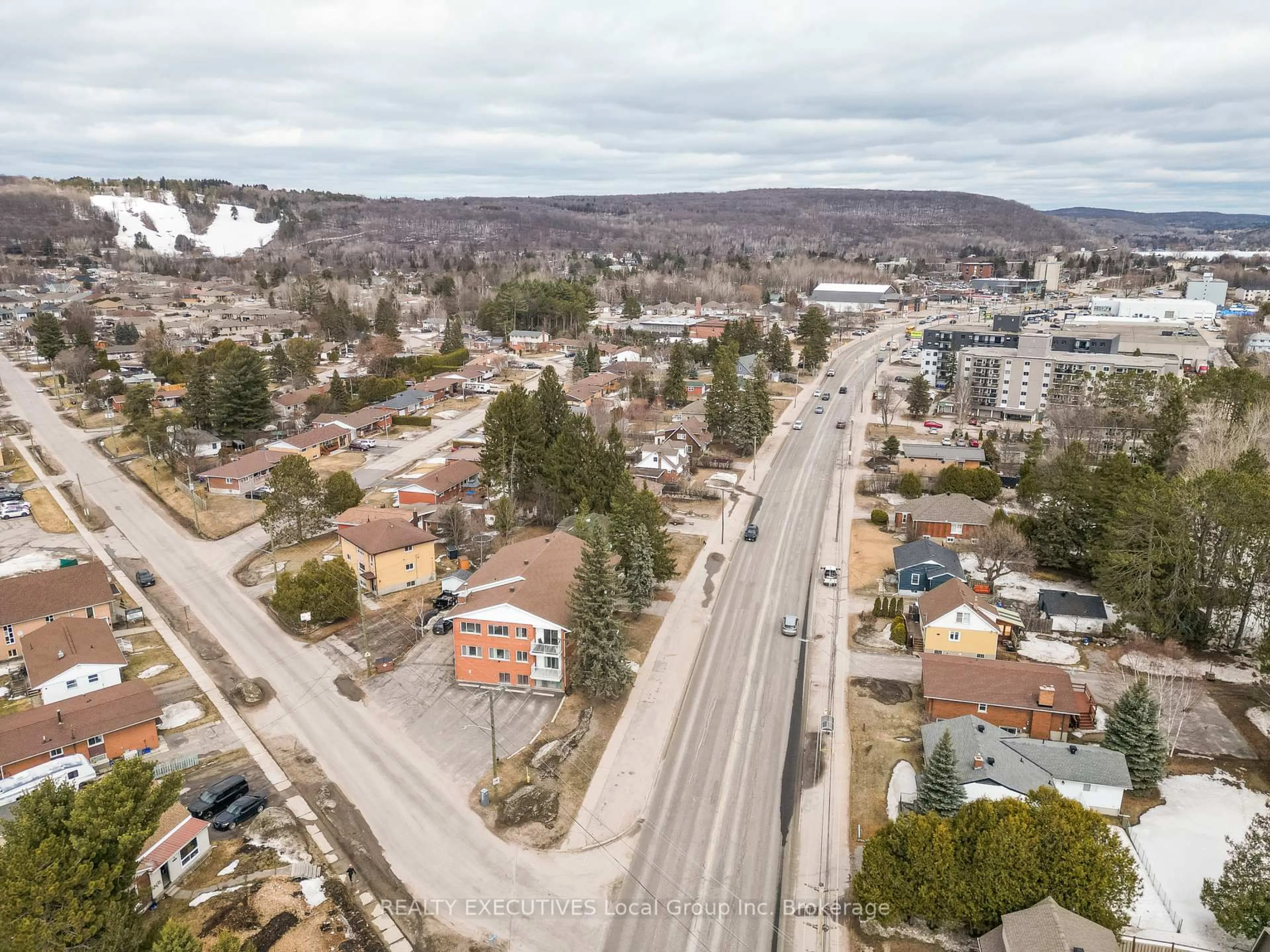 A pic from outside/outdoor area/front of a property/back of a property/a pic from drone, street for 2418 Trout Lake Rd #5, North Bay Ontario P1B 7S7