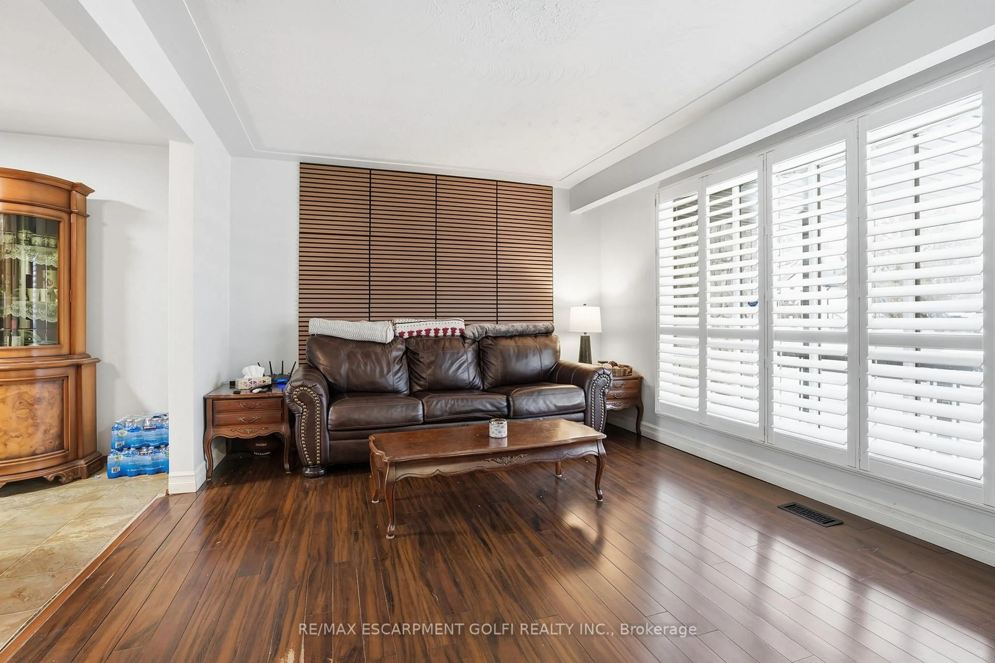 Living room with furniture, wood/laminate floor for 20 Amber St, Brantford Ontario N3R 2V9