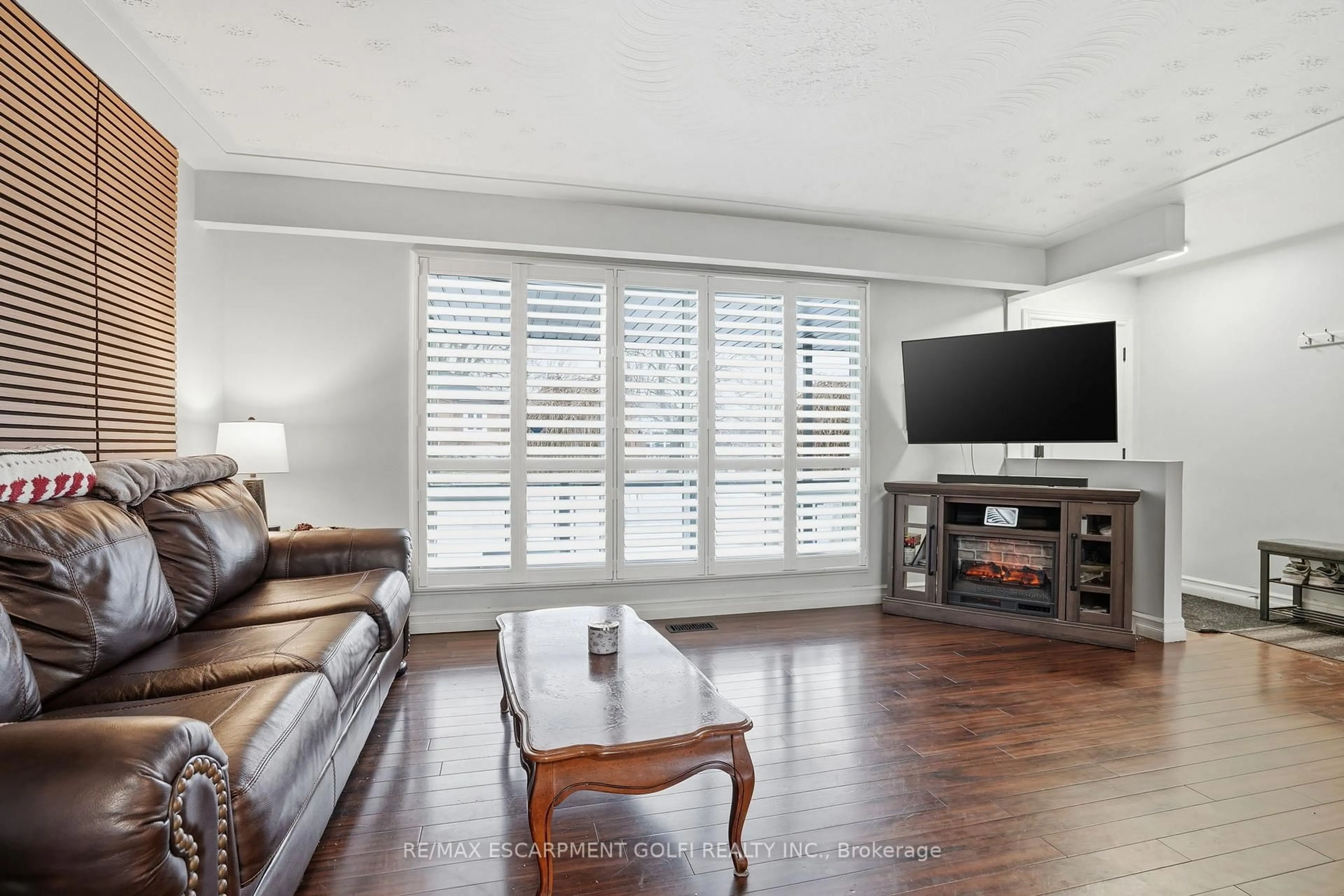 Living room with furniture, unknown for 20 Amber St, Brantford Ontario N3R 2V9