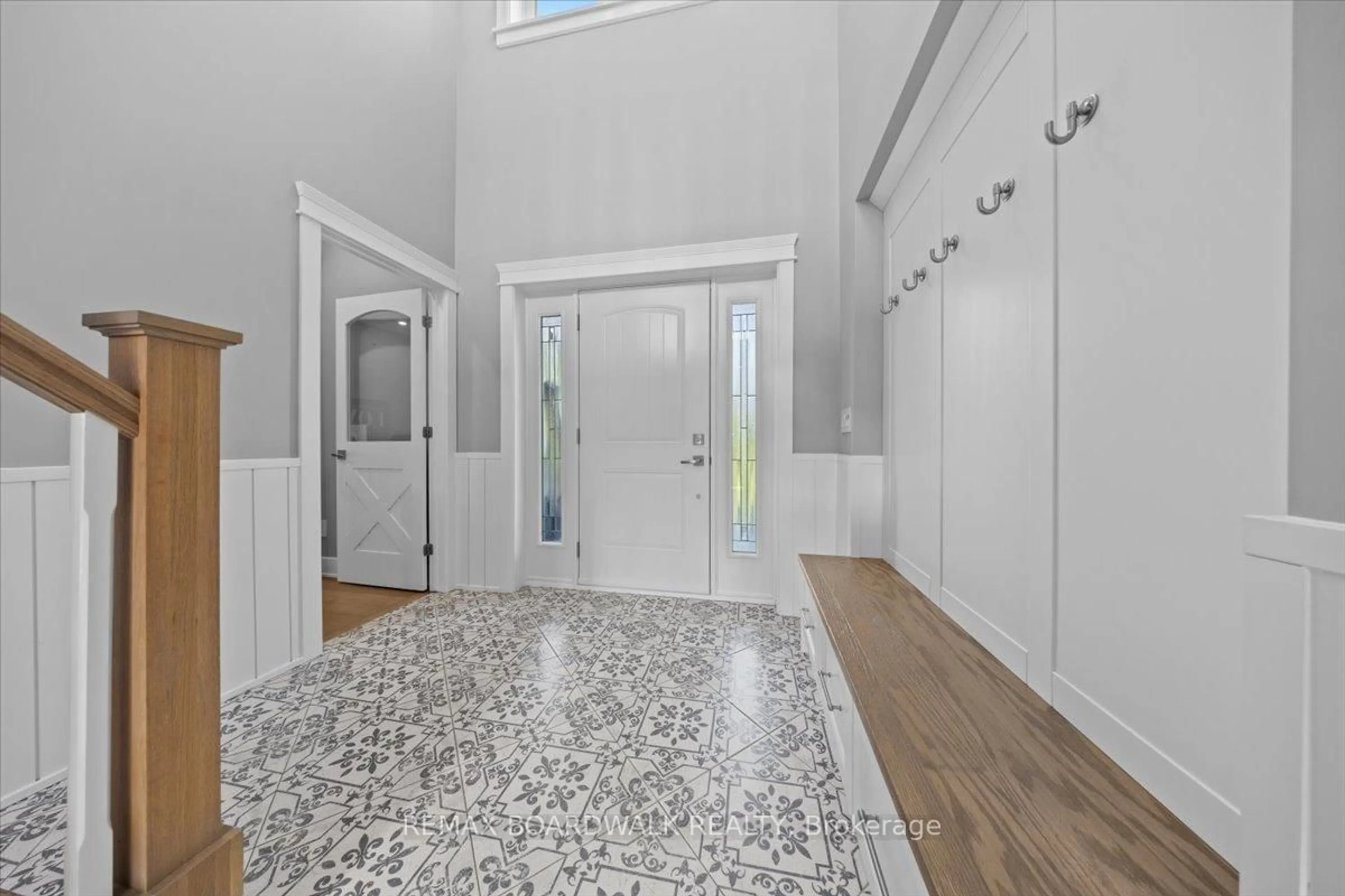 Indoor entryway for 2440 Emmett Rd, Cumberland Ontario K4C 1S1