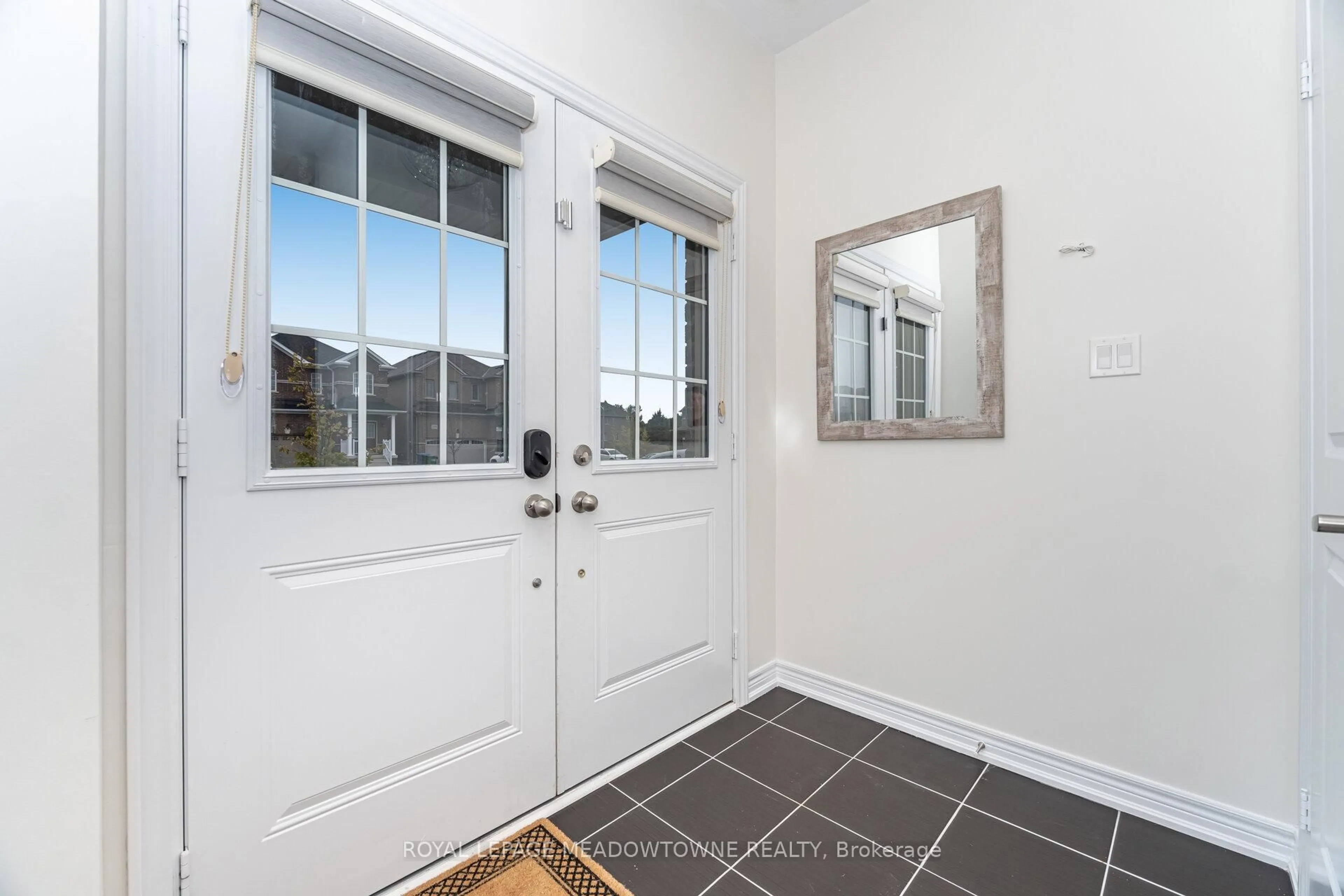 Indoor entryway for 301 Ridley Cres, Southgate Ontario N0C 1B0