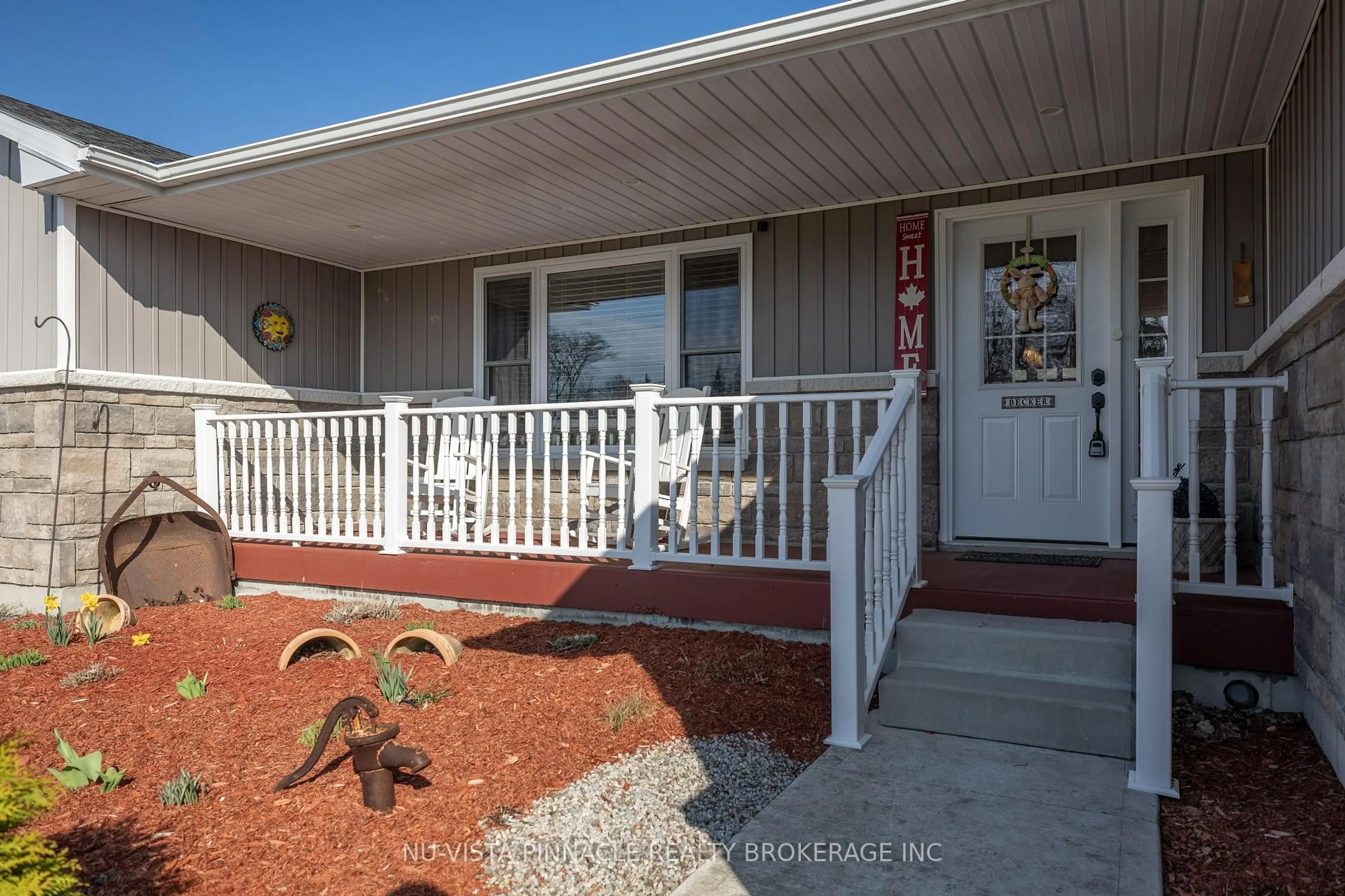 Home with vinyl exterior material, unknown for 3864 St Clair Pkwy, St. Clair Ontario N0P 2B0