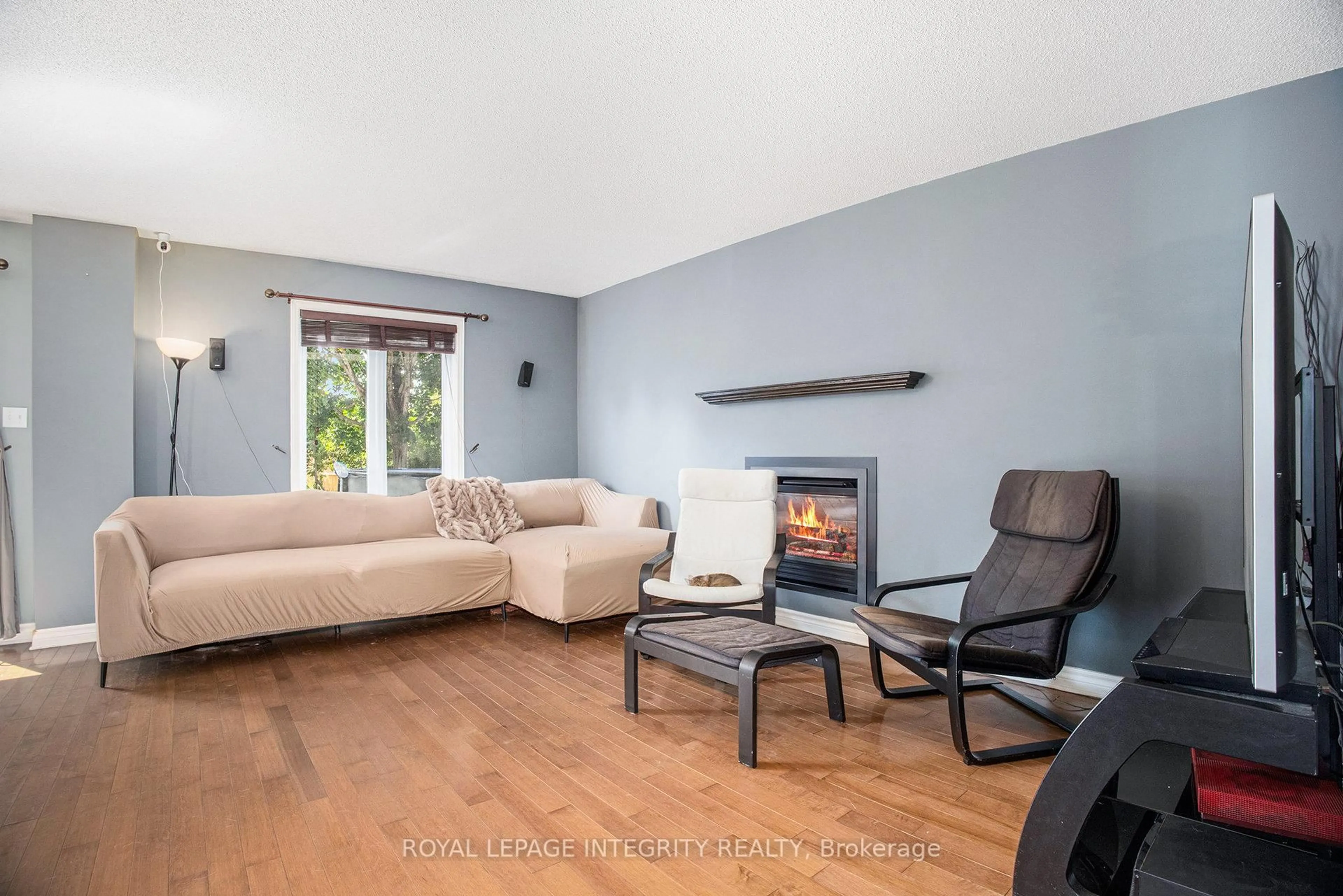 Living room with furniture, wood/laminate floor for 1100 Trillium Pl, Clarence-Rockland Ontario K4K 1T1