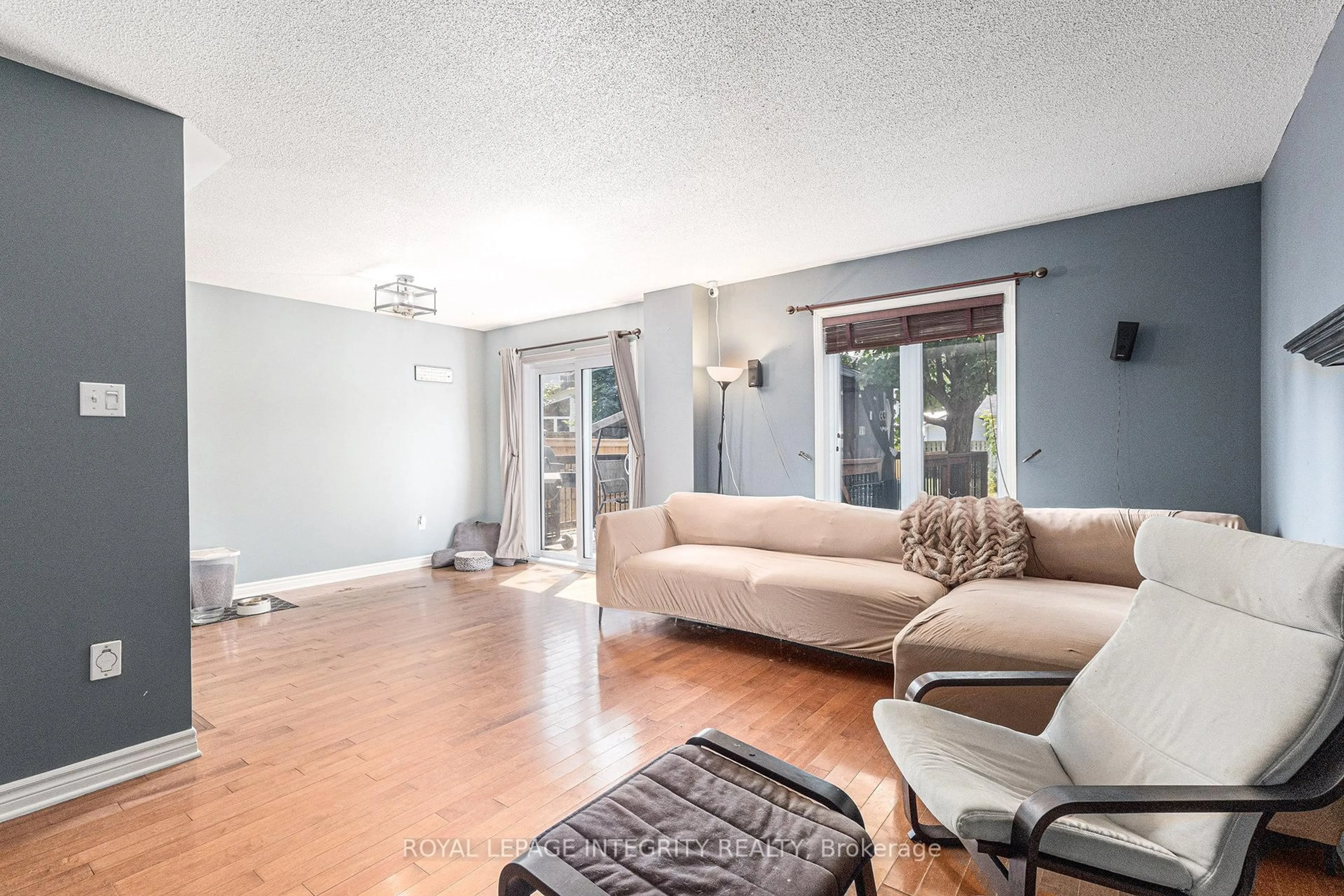 Living room with furniture, unknown for 1100 Trillium Pl, Clarence-Rockland Ontario K4K 1T1