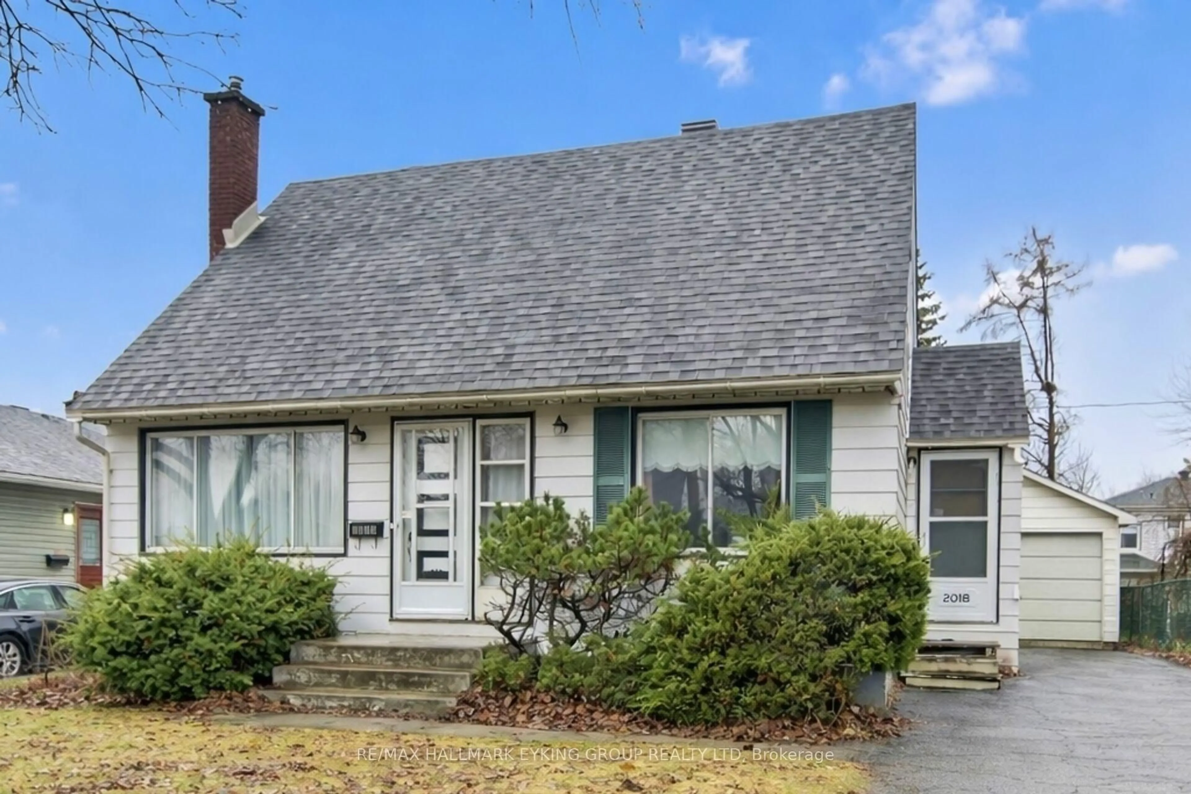 Home with vinyl exterior material, street for 2018 Olympia Cres, Ottawa Ontario K1G 2B4