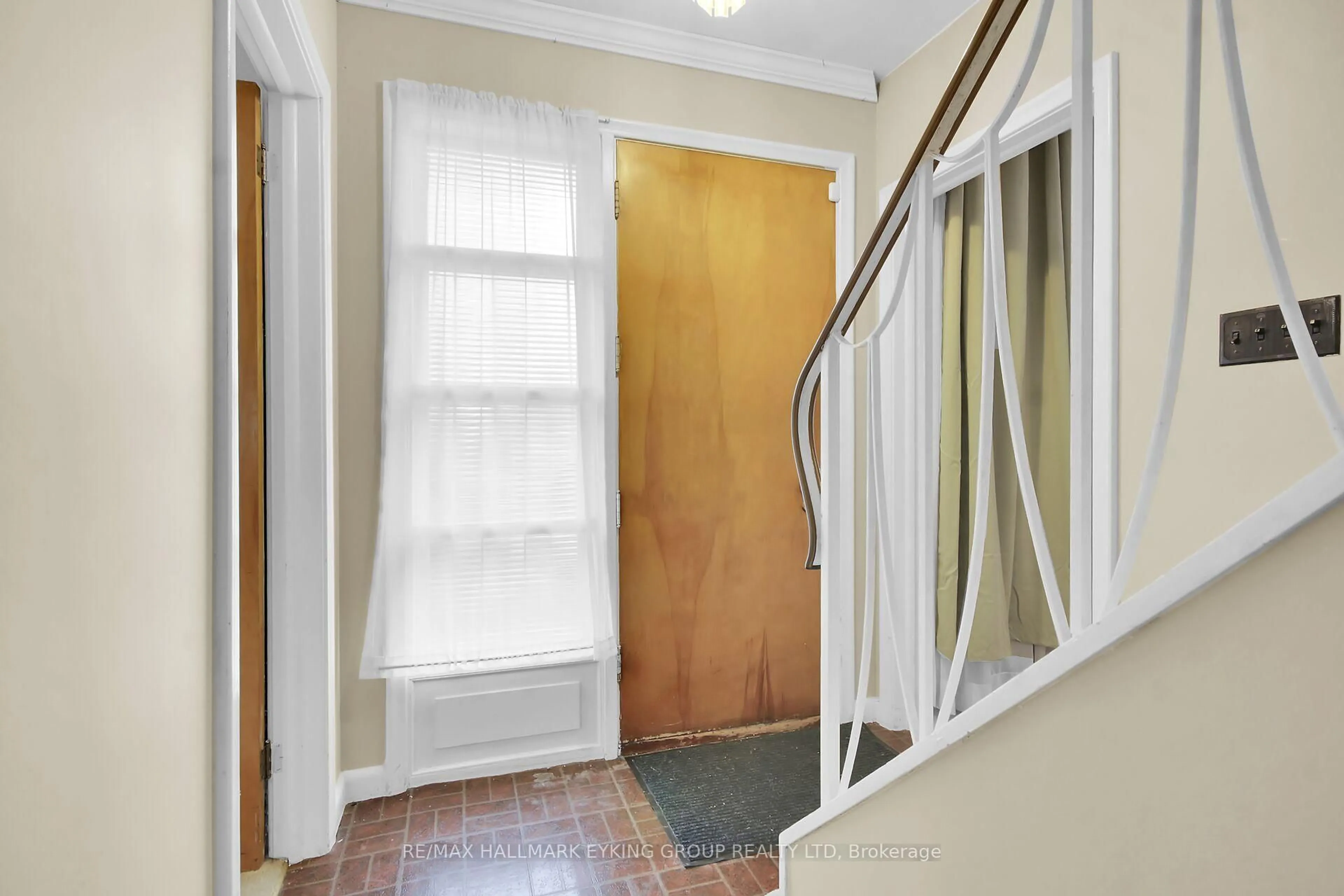 Indoor entryway for 2018 Olympia Cres, Ottawa Ontario K1G 2B4