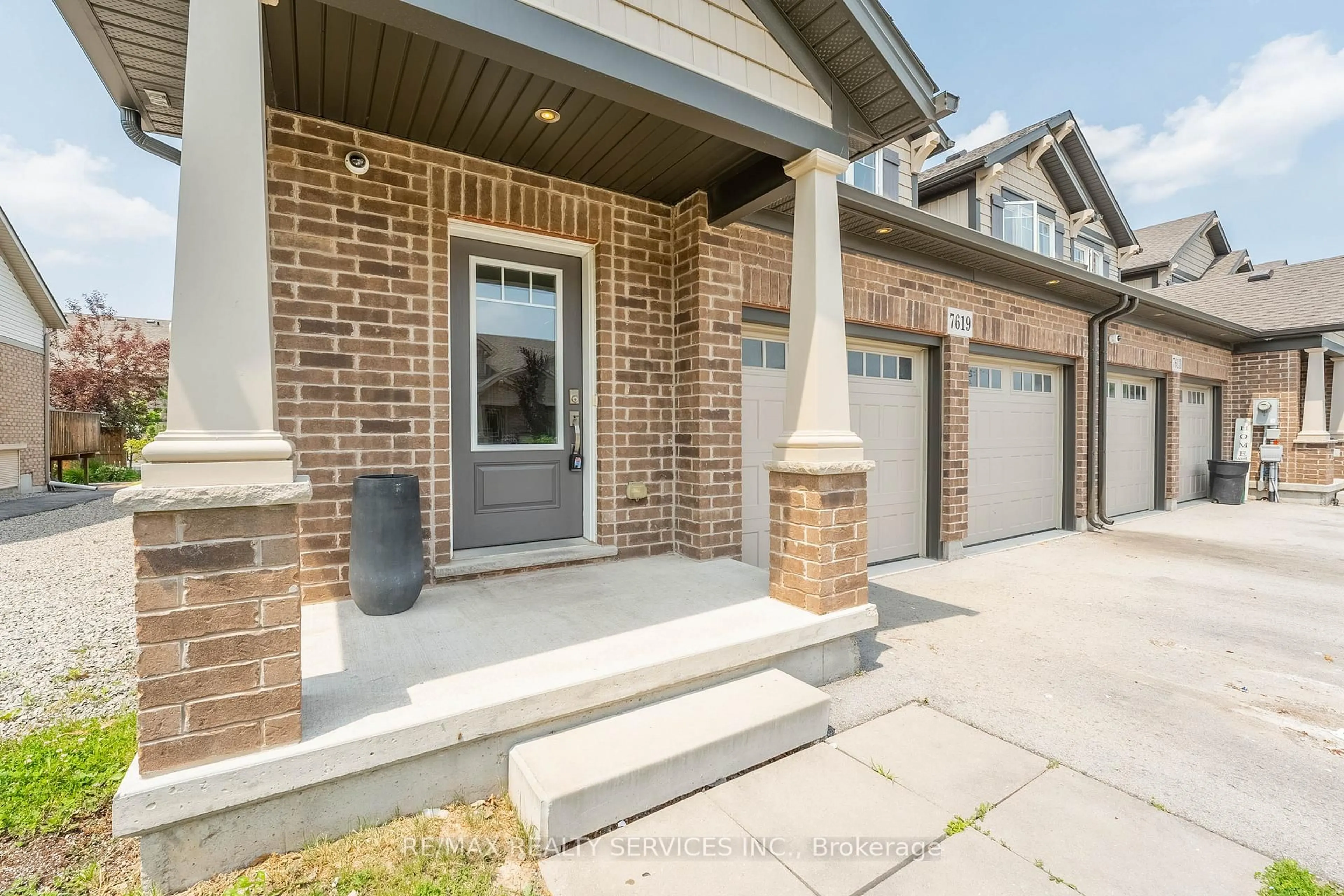 Home with brick exterior material, street for 7619 Green Vista Gate, Niagara Falls Ontario L2G 0A8