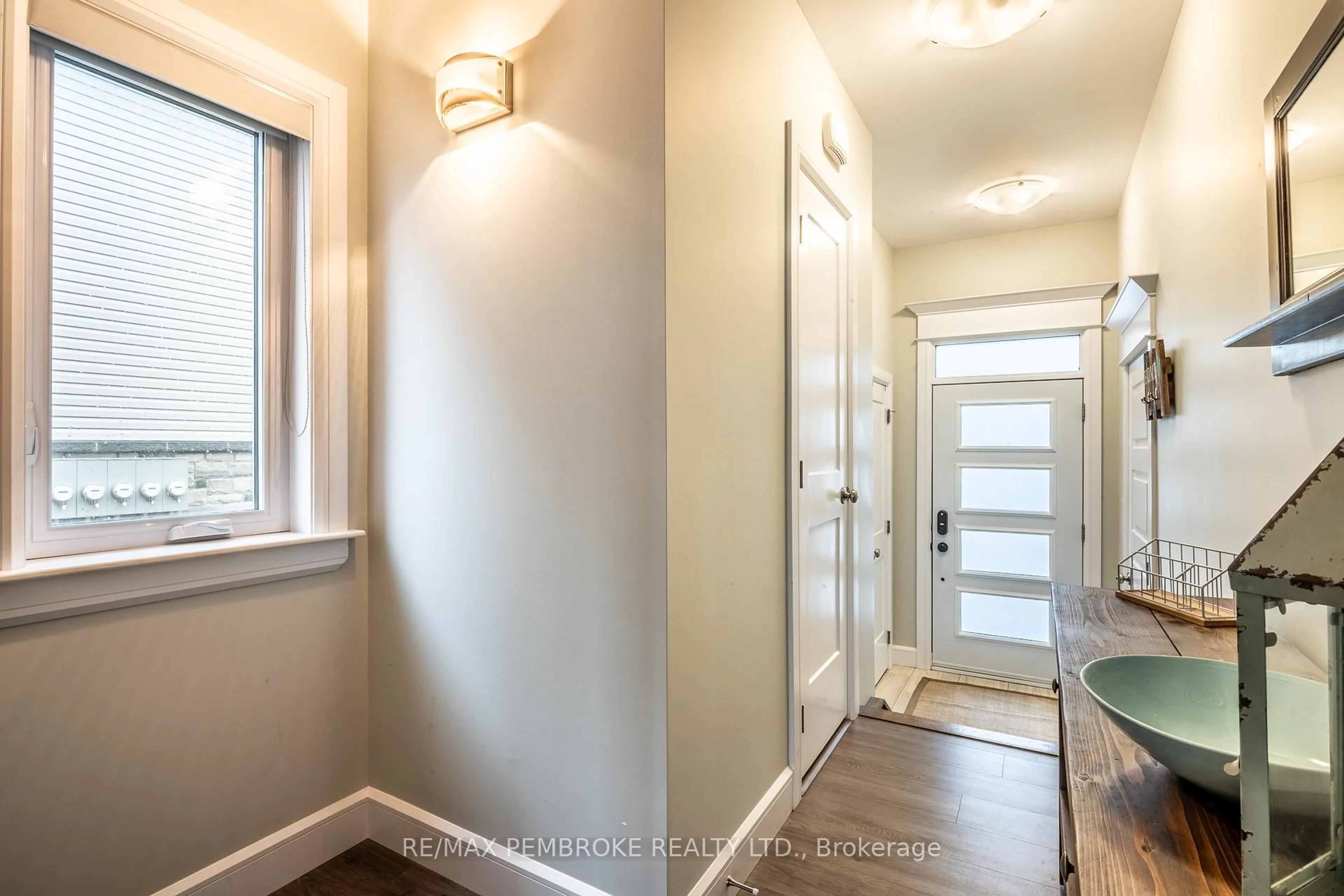 Indoor entryway for 65 Chad St, Petawawa Ontario K8H 0G9