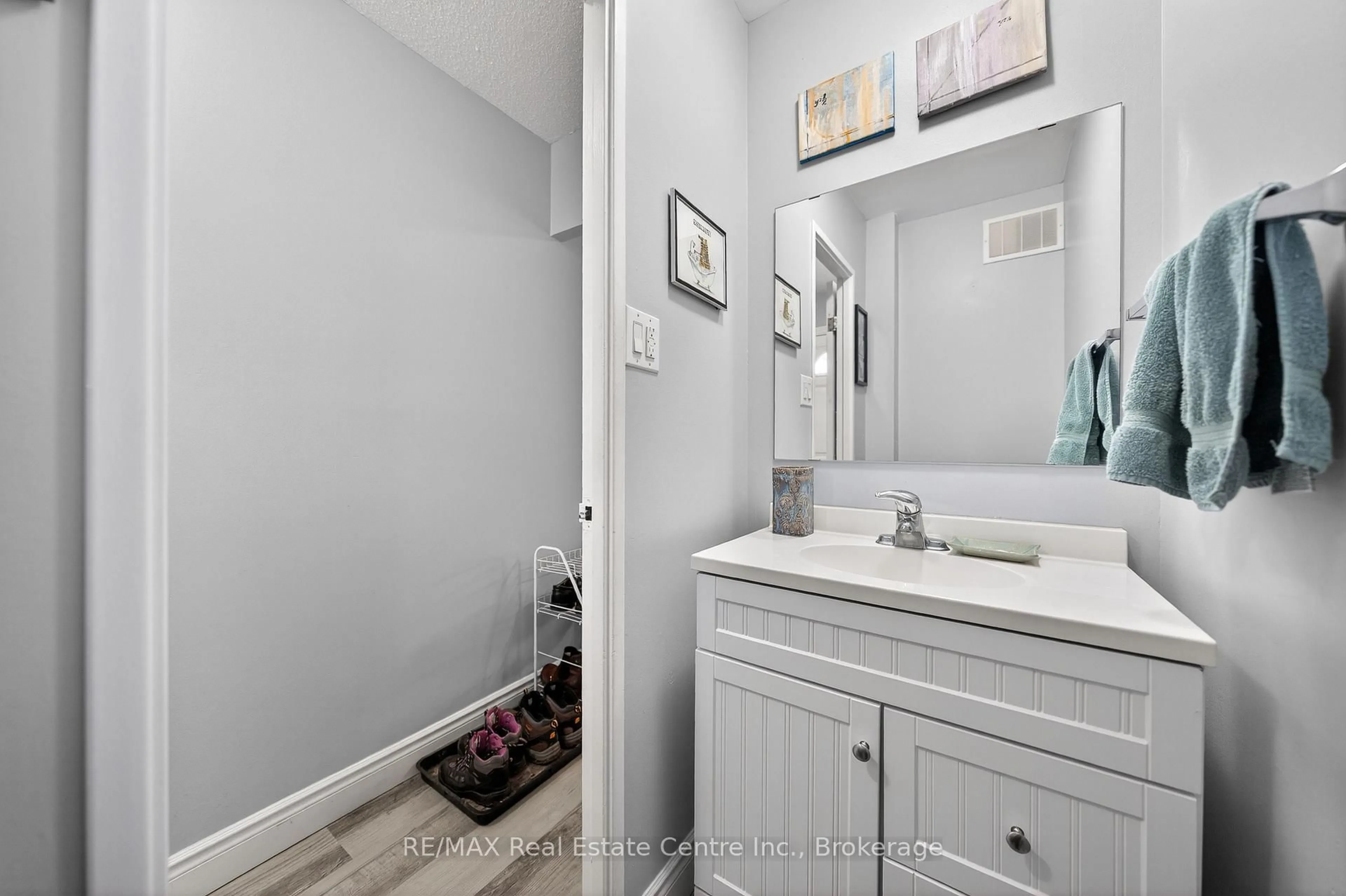 Standard bathroom, ceramic/tile floor for 144 Jansen Ave #10, Kitchener Ontario N2A 2L7