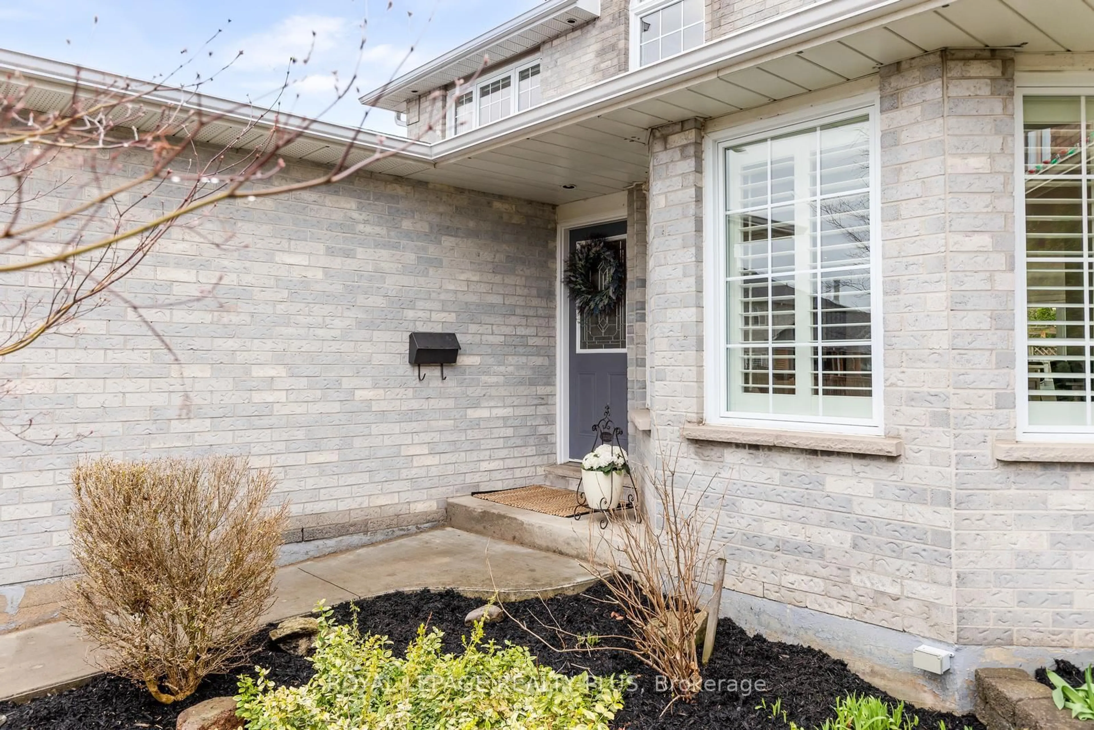 Unknown for 5 Anjou Pl, Hamilton Ontario L8J 2N8