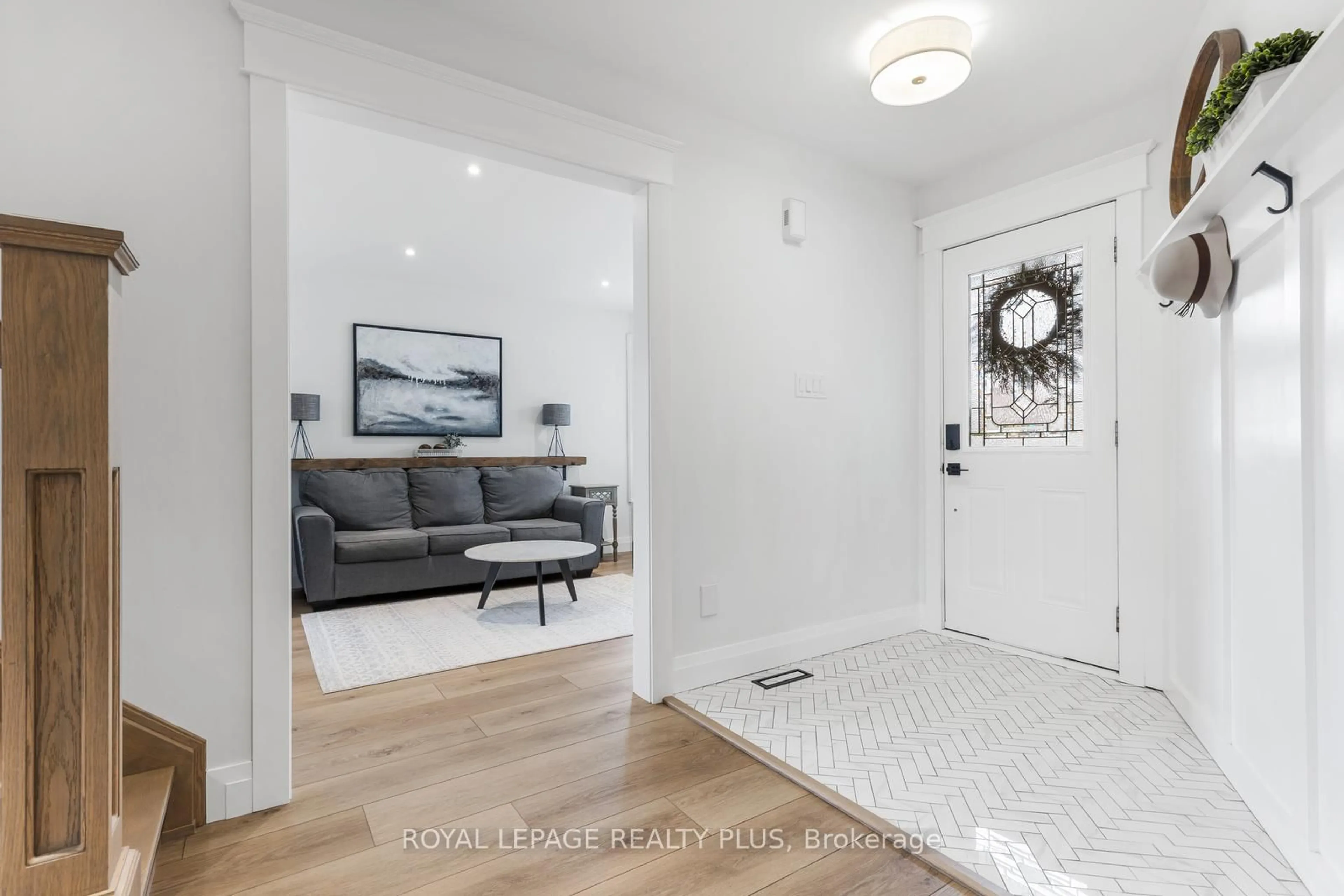 Indoor entryway for 5 Anjou Pl, Hamilton Ontario L8J 2N8