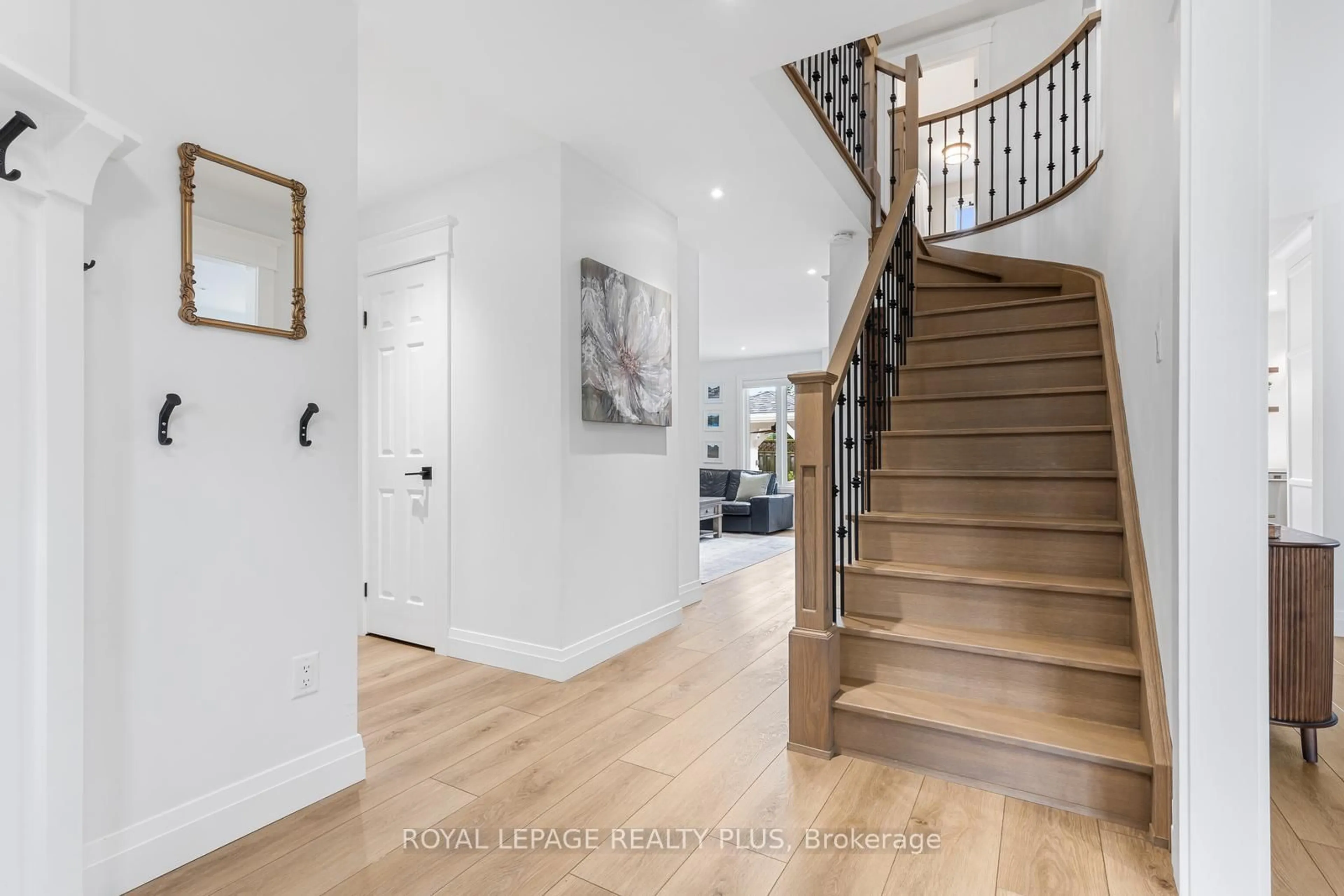 Indoor entryway for 5 Anjou Pl, Hamilton Ontario L8J 2N8