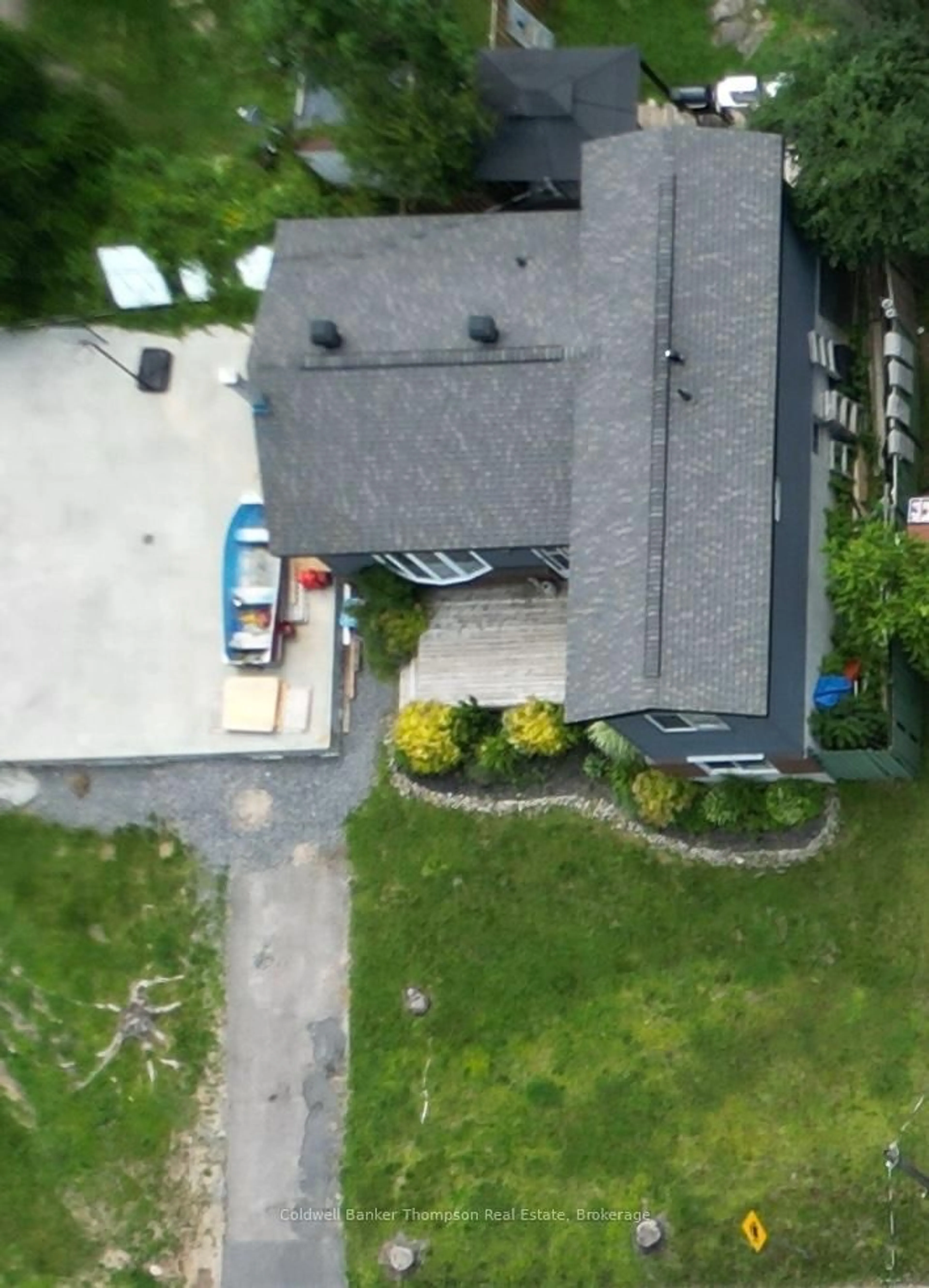 A pic from outside/outdoor area/front of a property/back of a property/a pic from drone, street for 13 Yonge St, Huntsville Ontario P1H 1W7