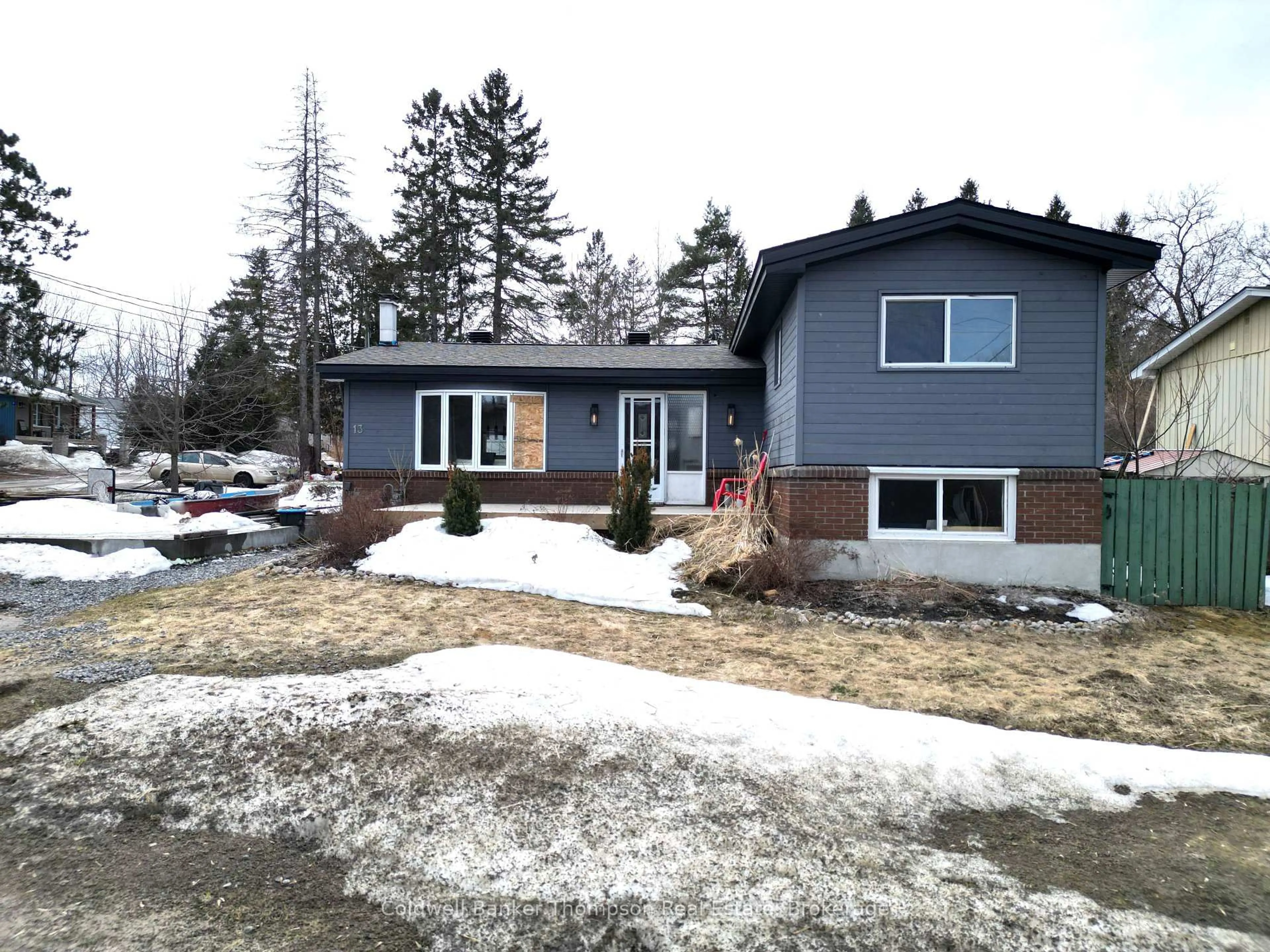 A pic from outside/outdoor area/front of a property/back of a property/a pic from drone, street for 13 Yonge St, Huntsville Ontario P1H 1W7