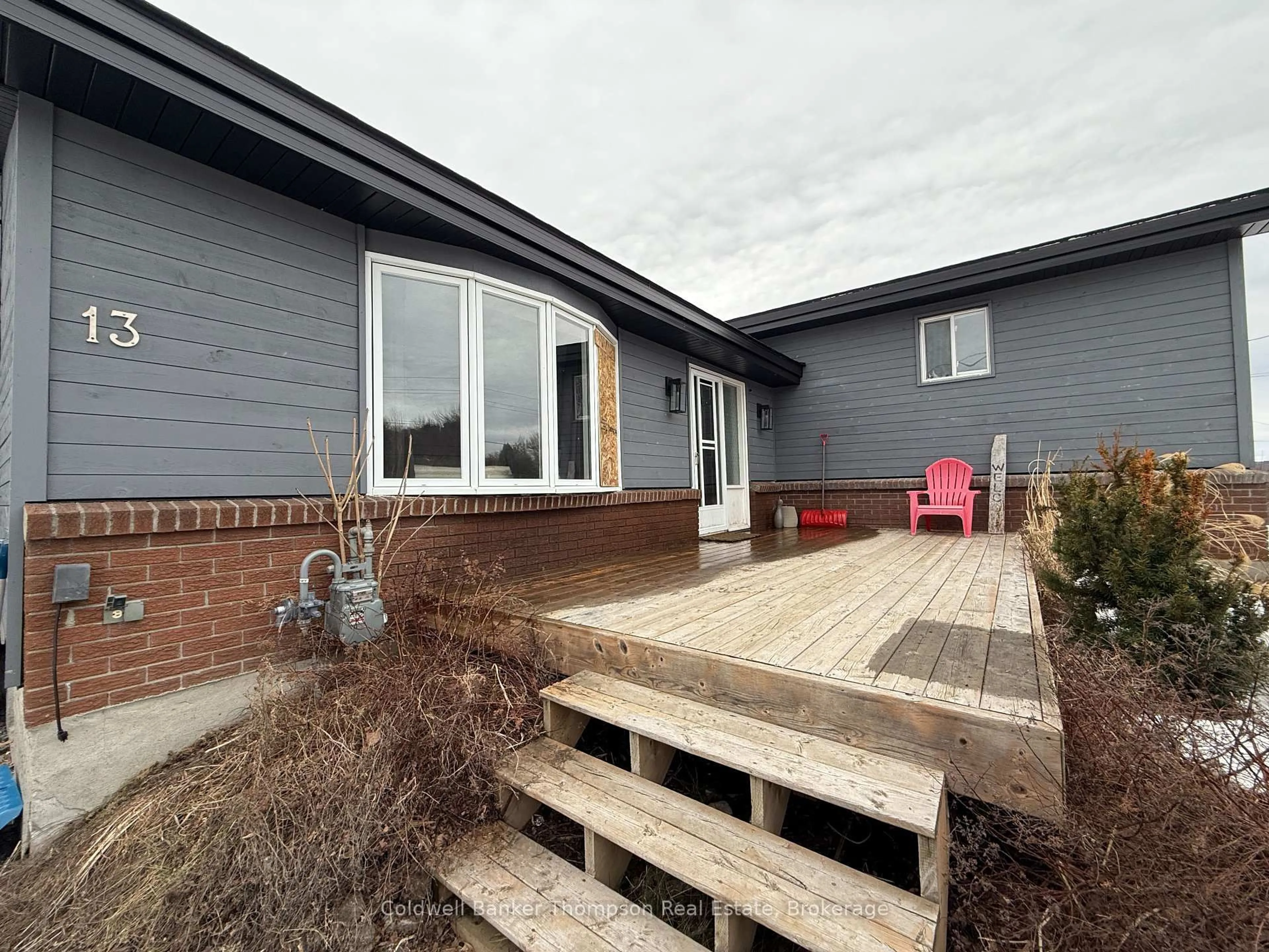 A pic from outside/outdoor area/front of a property/back of a property/a pic from drone, unknown for 13 Yonge St, Huntsville Ontario P1H 1W7