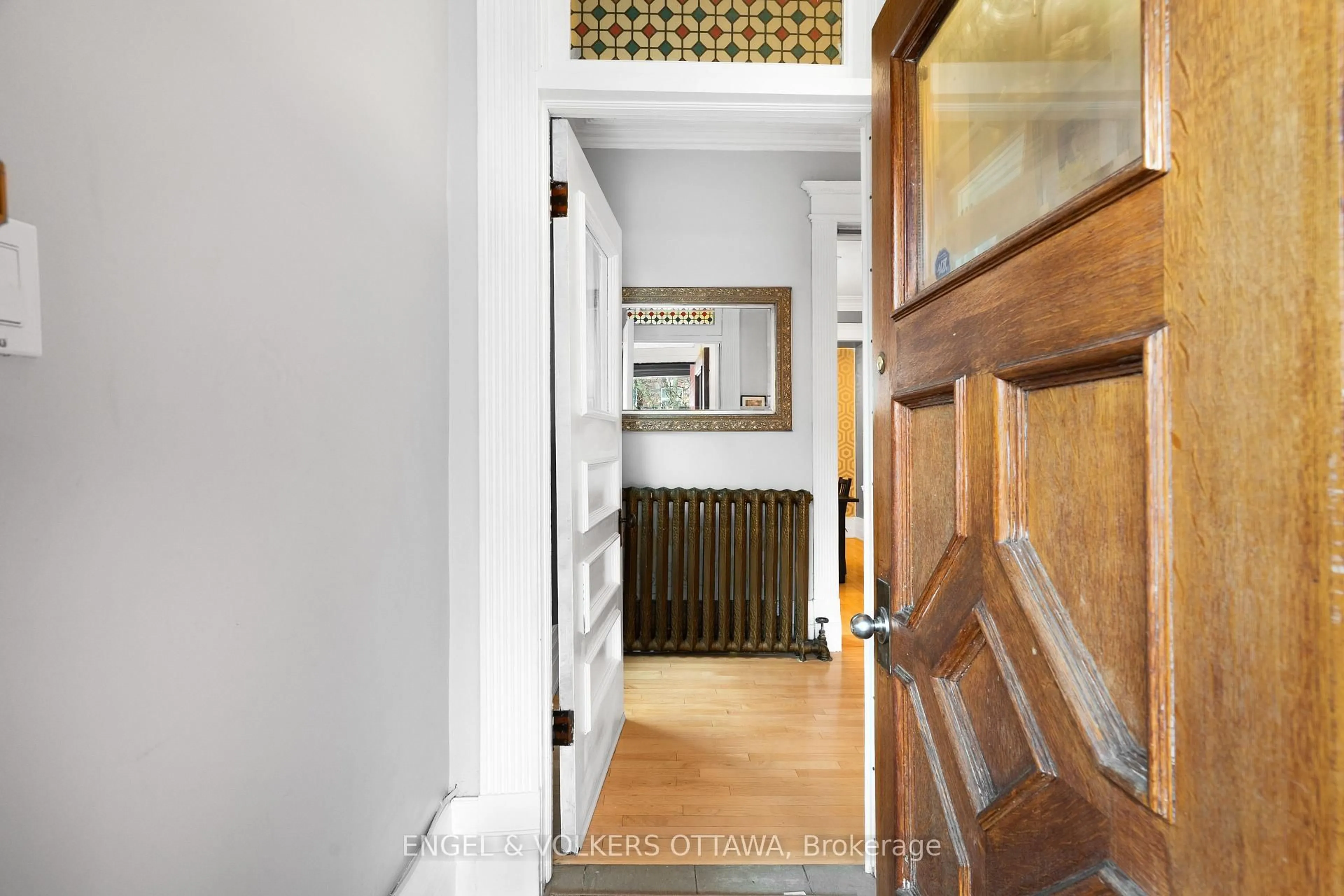 Indoor foyer for 553 Gilmour St, Ottawa Ontario K1R 5L5