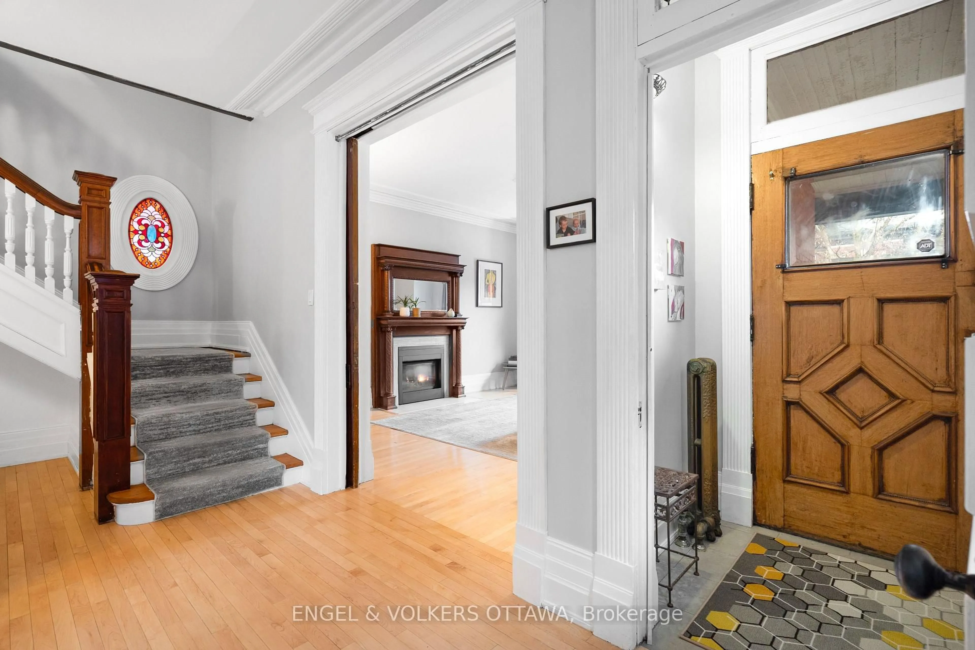 Indoor foyer for 553 Gilmour St, Ottawa Ontario K1R 5L5