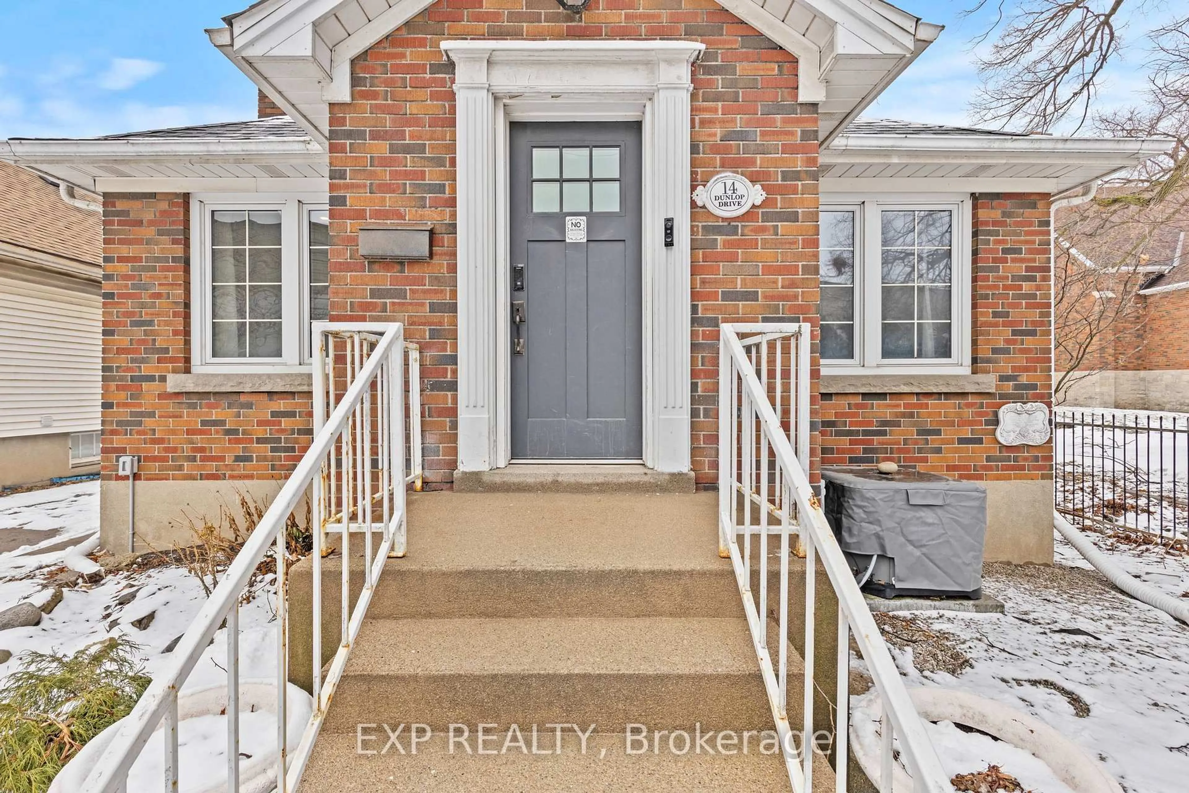 Indoor entryway for 14 Dunlop Dr, St. Catharines Ontario L2R 1A3