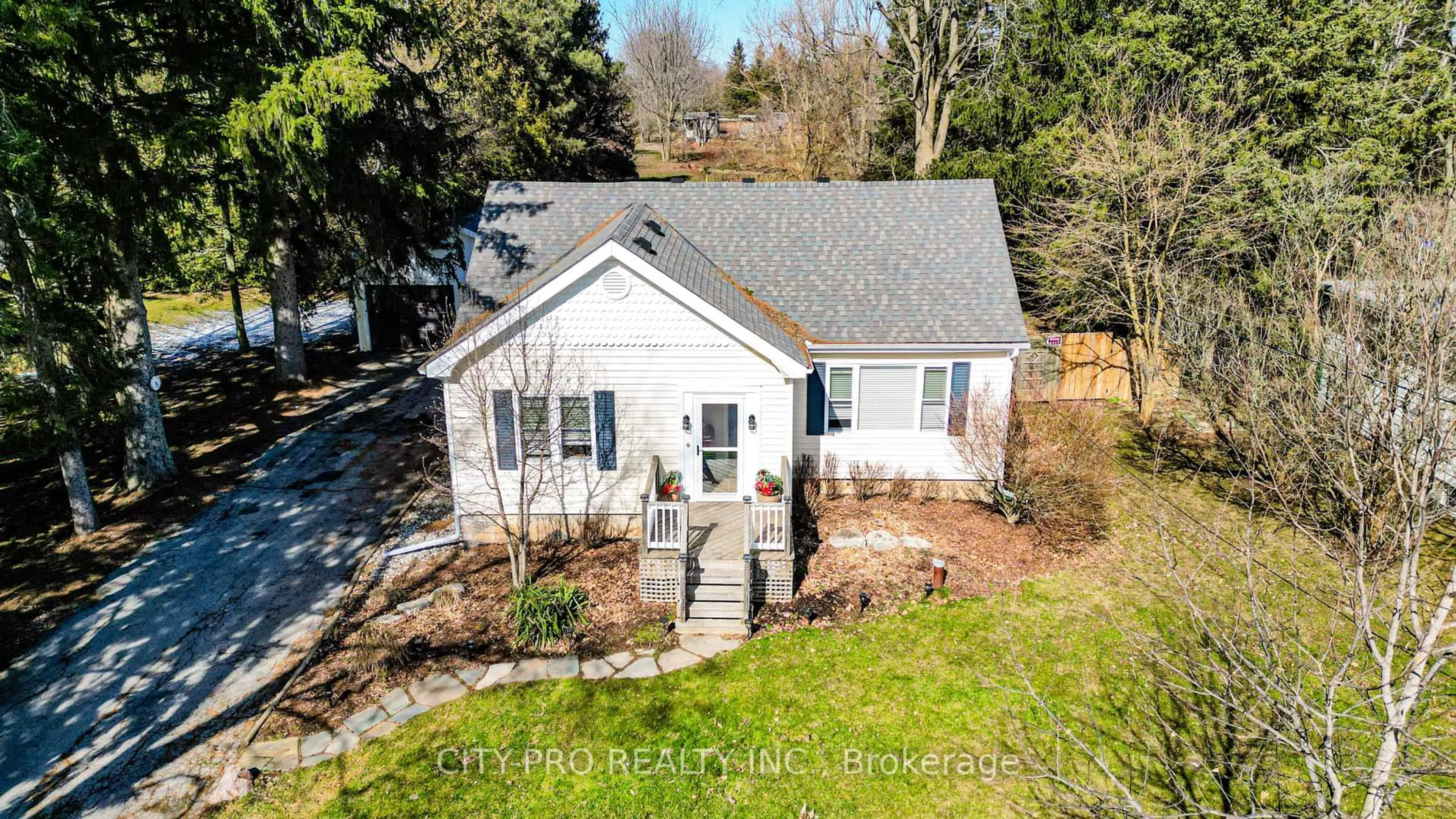 A pic from outside/outdoor area/front of a property/back of a property/a pic from drone, unknown for 443 5th Concession Rd, Hamilton Ontario L0R 2H2