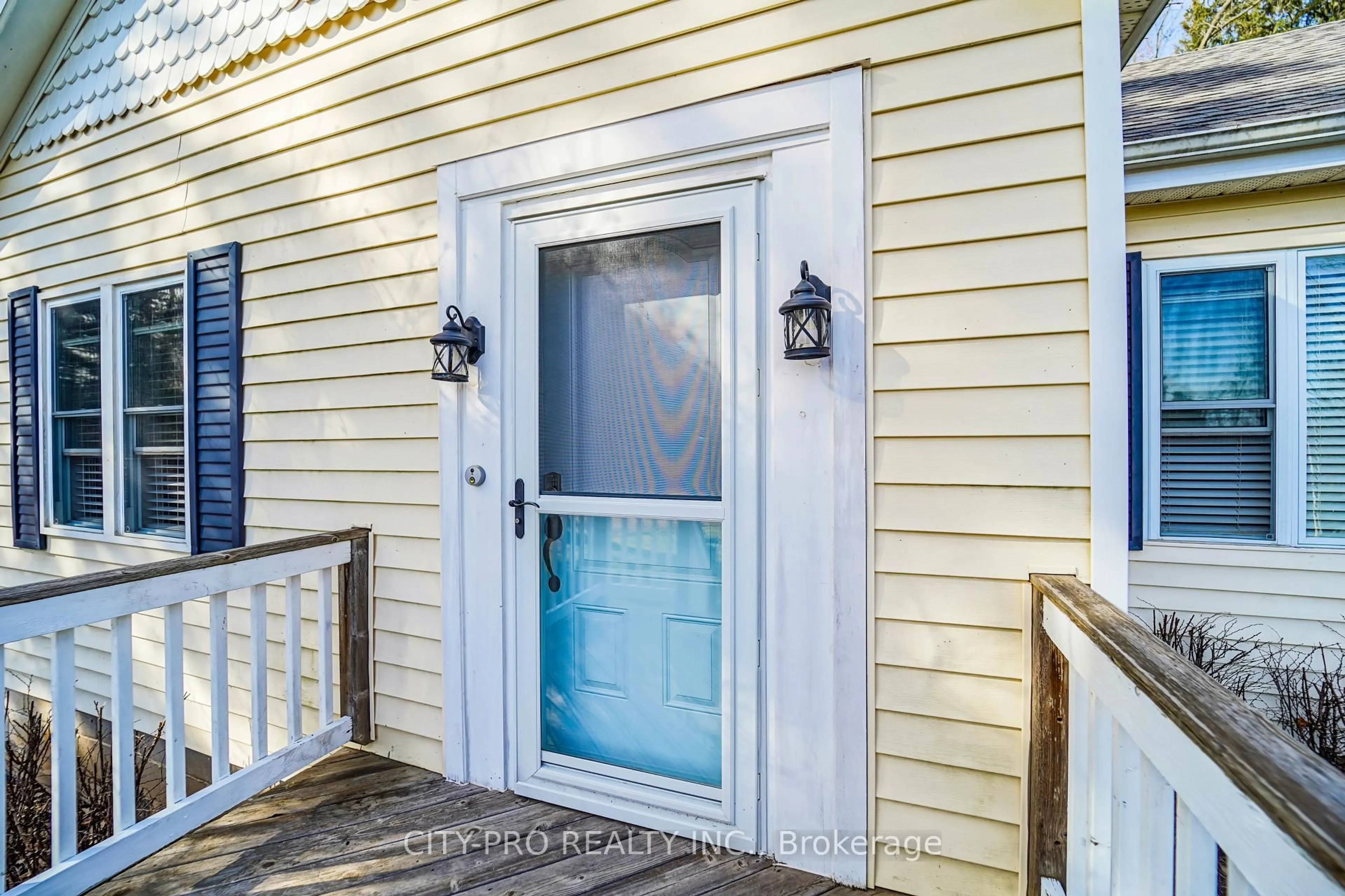 Indoor entryway for 443 5th Concession Rd, Hamilton Ontario L0R 2H2