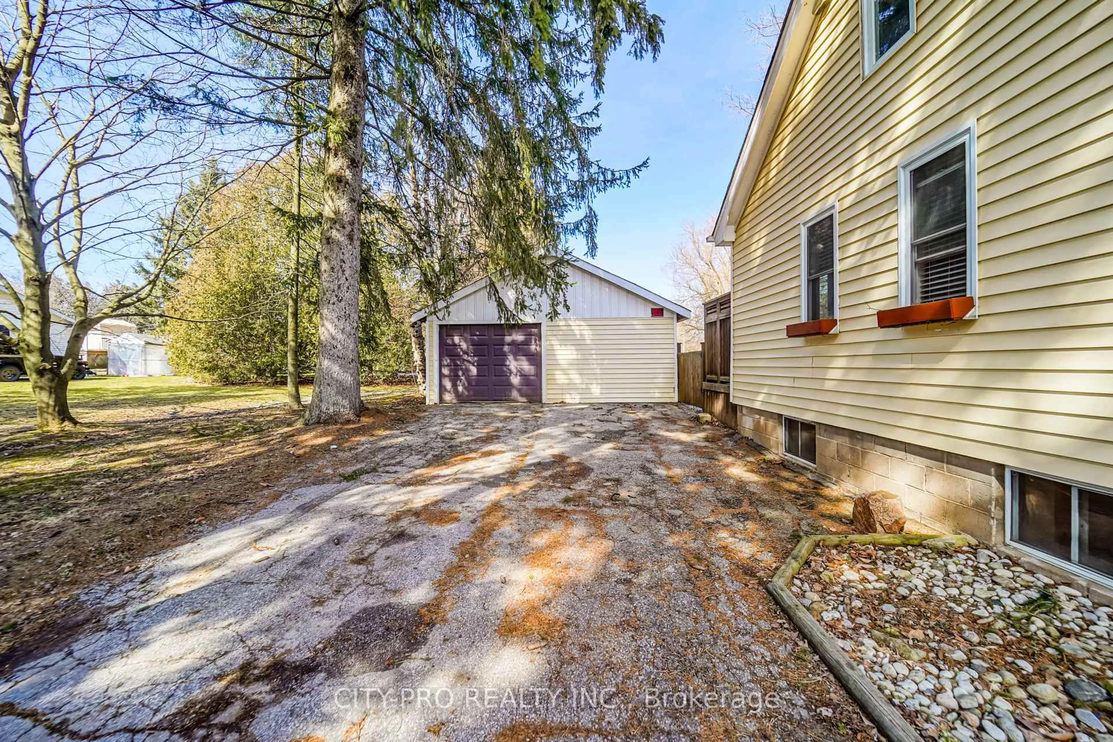 A pic from outside/outdoor area/front of a property/back of a property/a pic from drone, street for 443 5th Concession Rd, Hamilton Ontario L0R 2H2