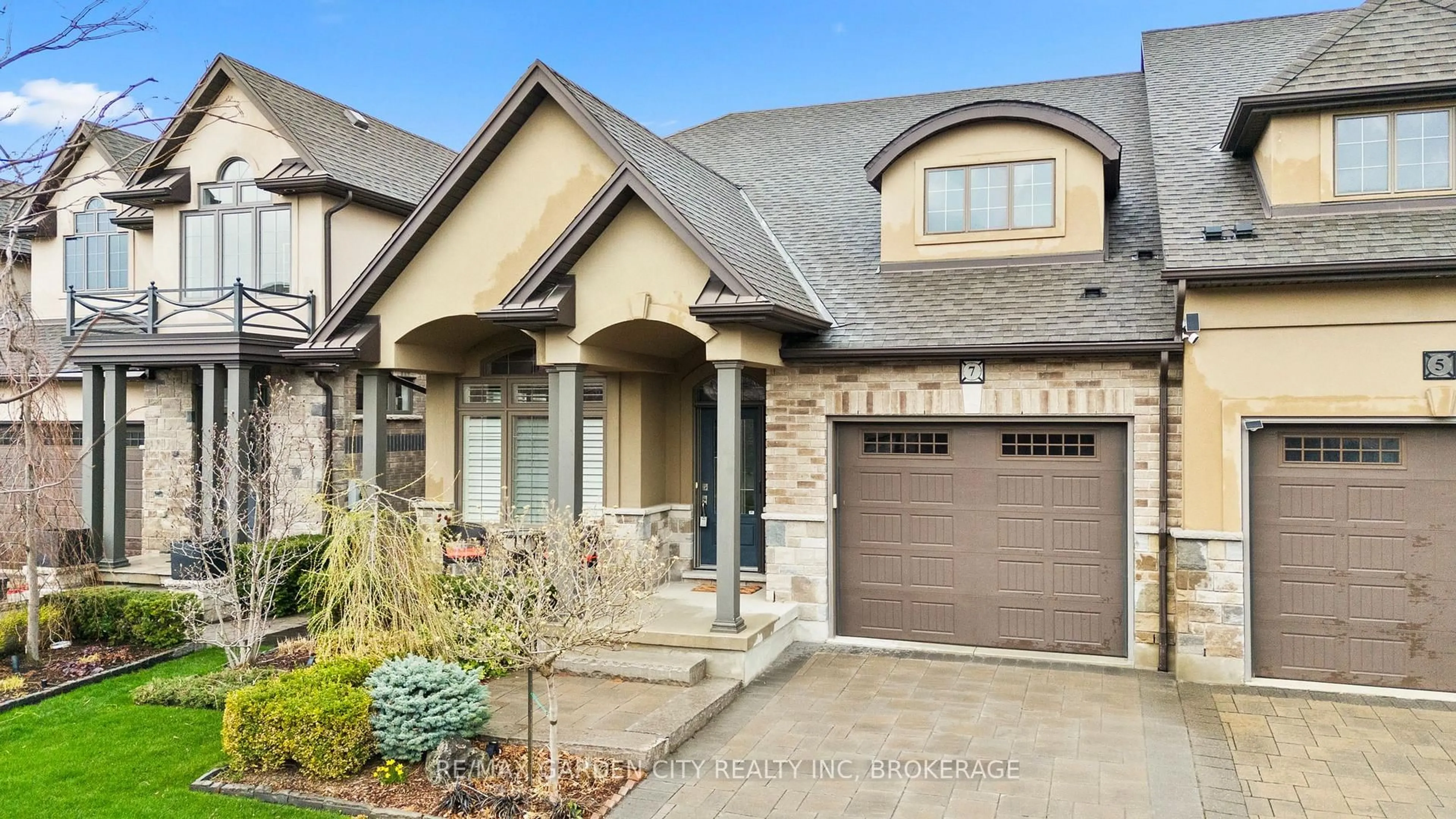 Home with brick exterior material, street for 7 TUSCANY Crt, St. Catharines Ontario L2S 0E2