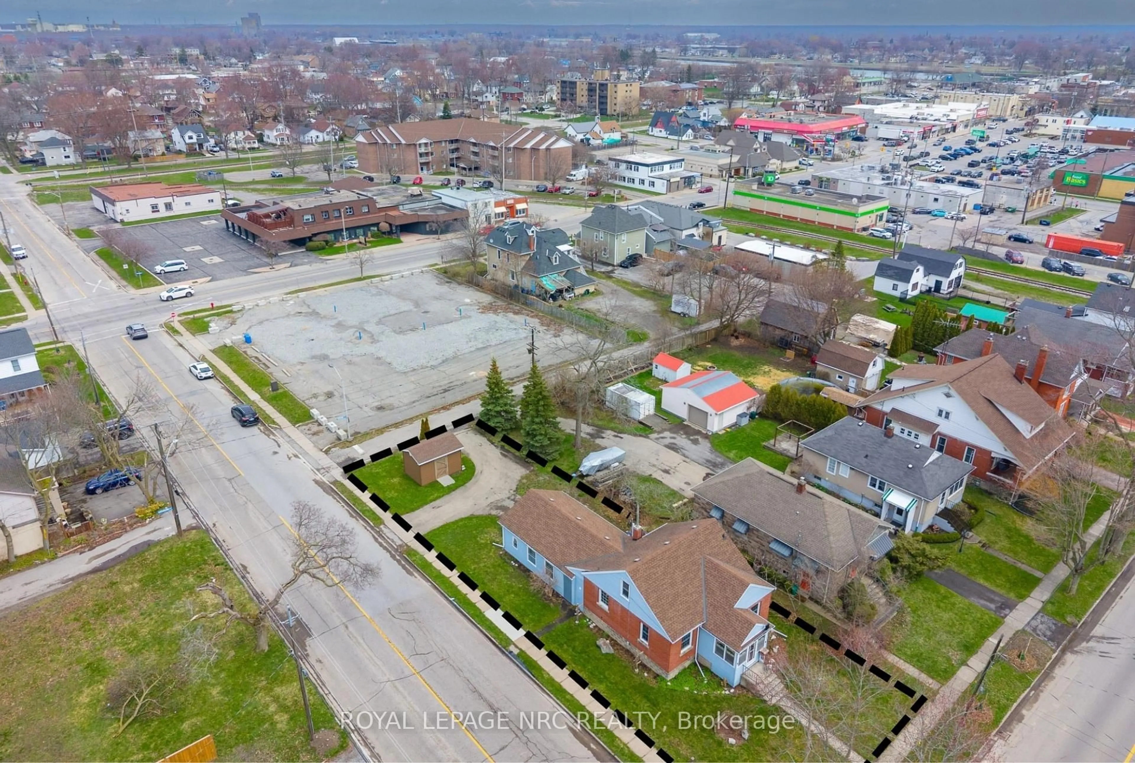 A pic from outside/outdoor area/front of a property/back of a property/a pic from drone, street for 197 CHARLOTTE St, Port Colborne Ontario L3K 3E3