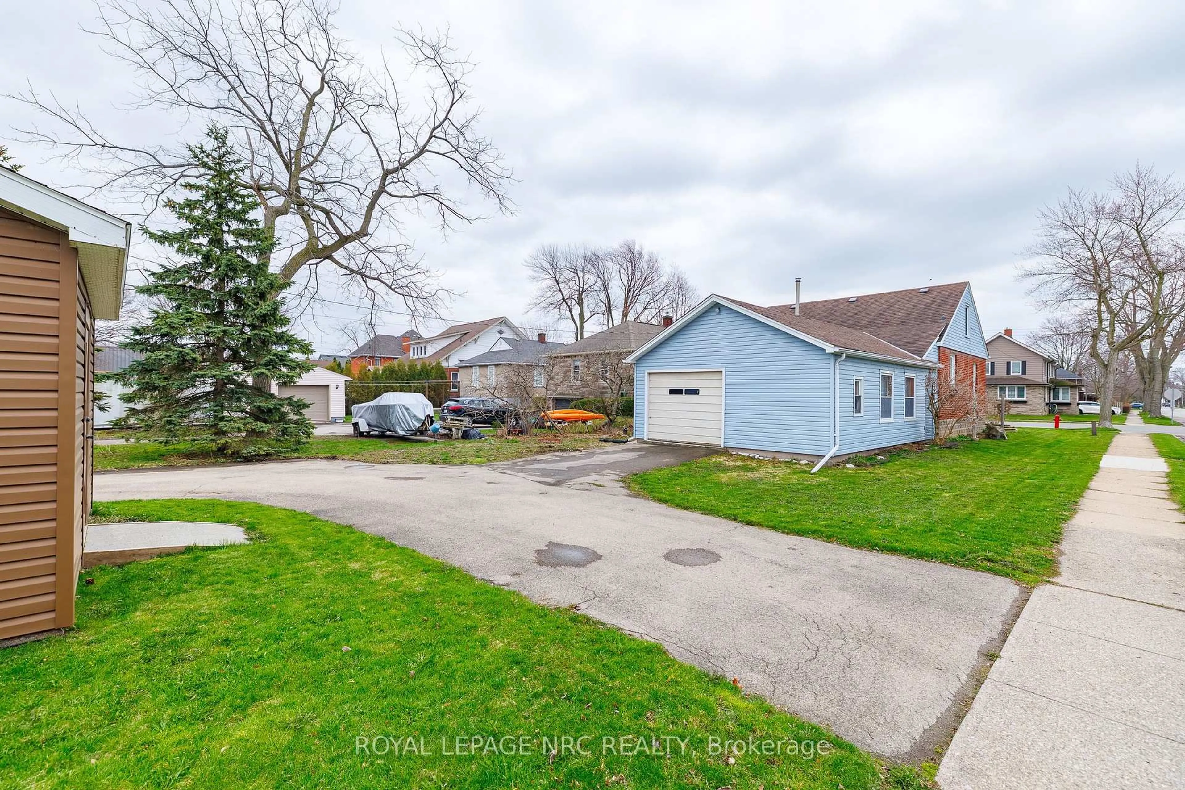 A pic from outside/outdoor area/front of a property/back of a property/a pic from drone, street for 197 CHARLOTTE St, Port Colborne Ontario L3K 3E3