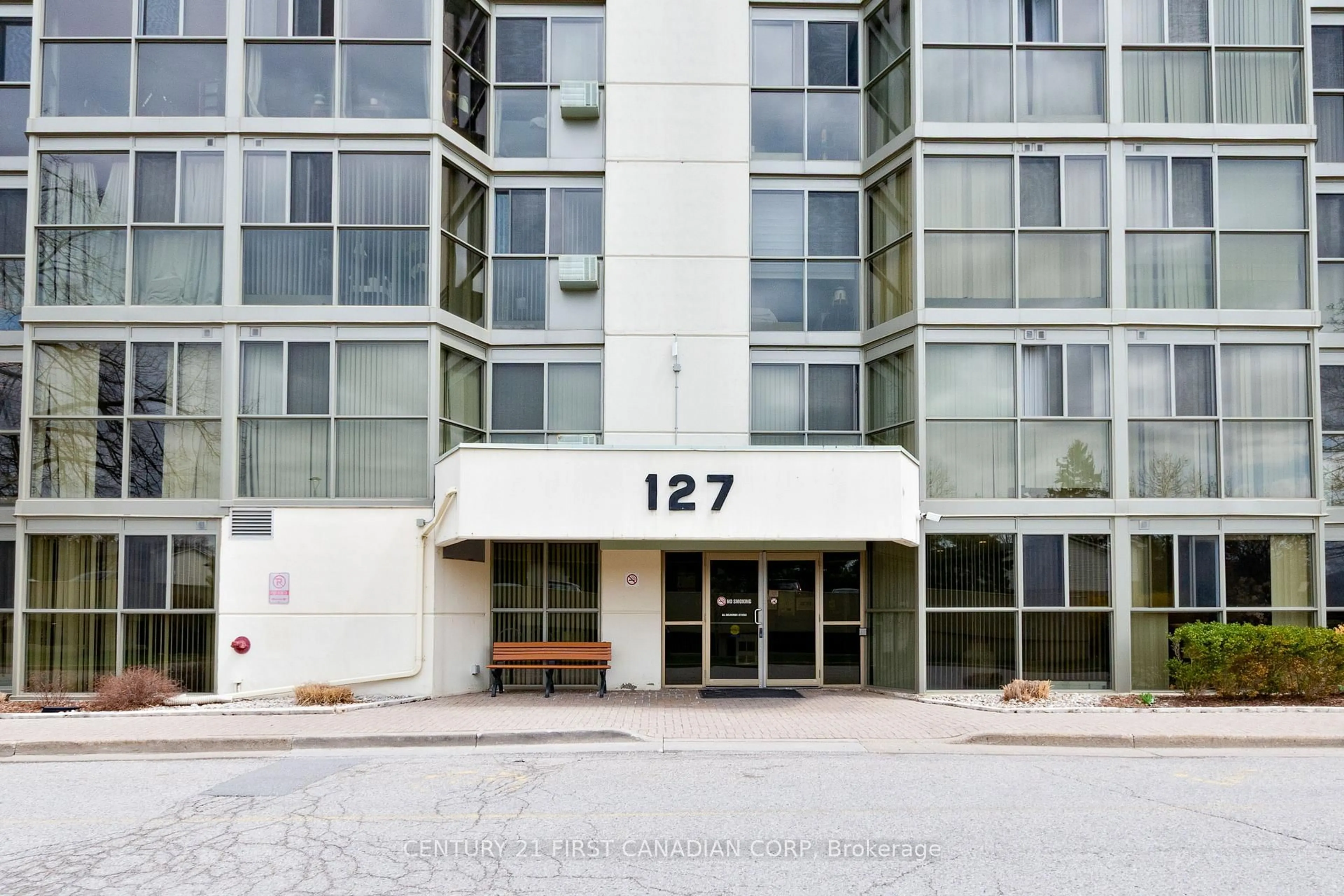 Indoor foyer for 127 Belmont Dr #801, London South Ontario N6J 4J7