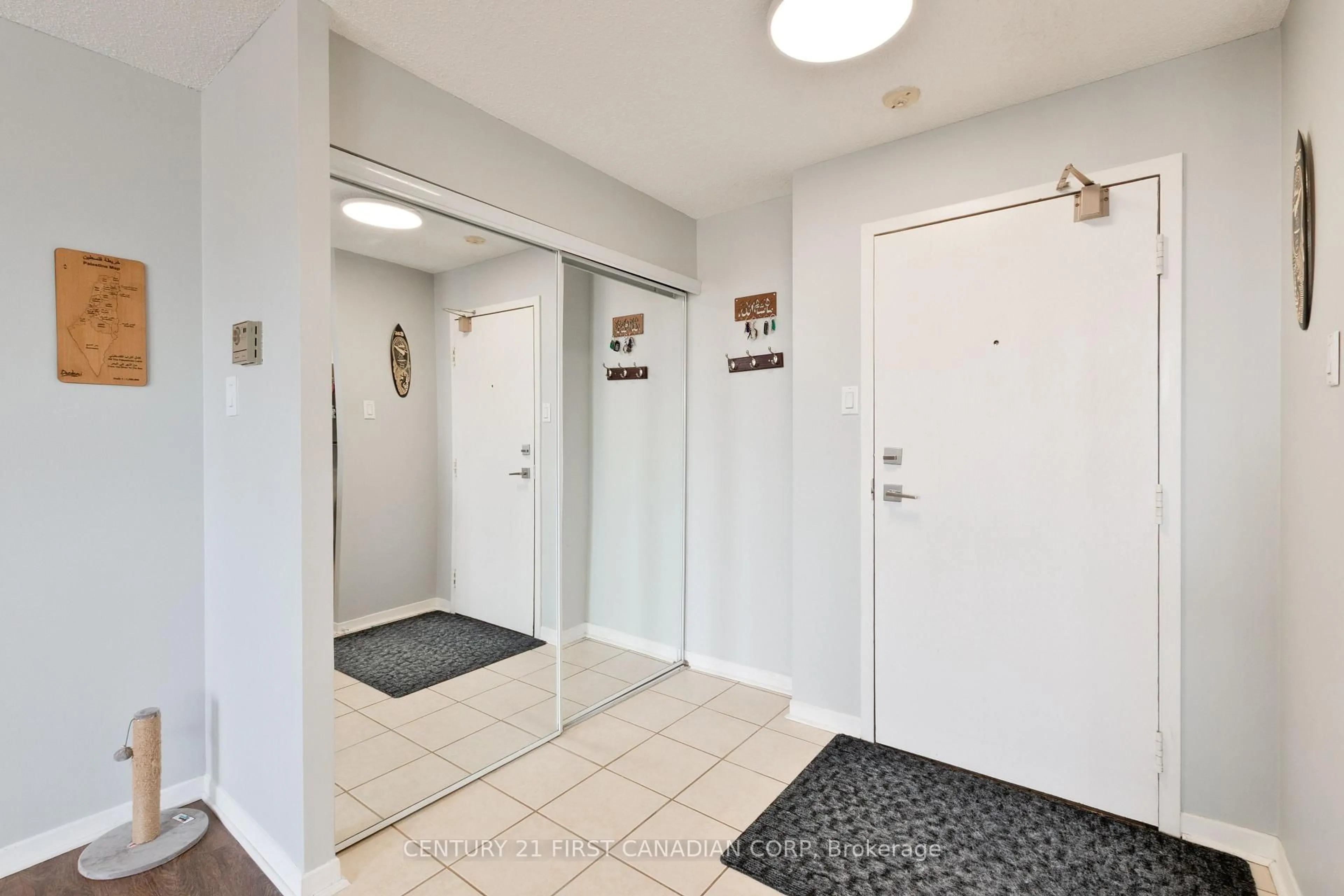 Indoor foyer for 127 Belmont Dr #801, London South Ontario N6J 4J7