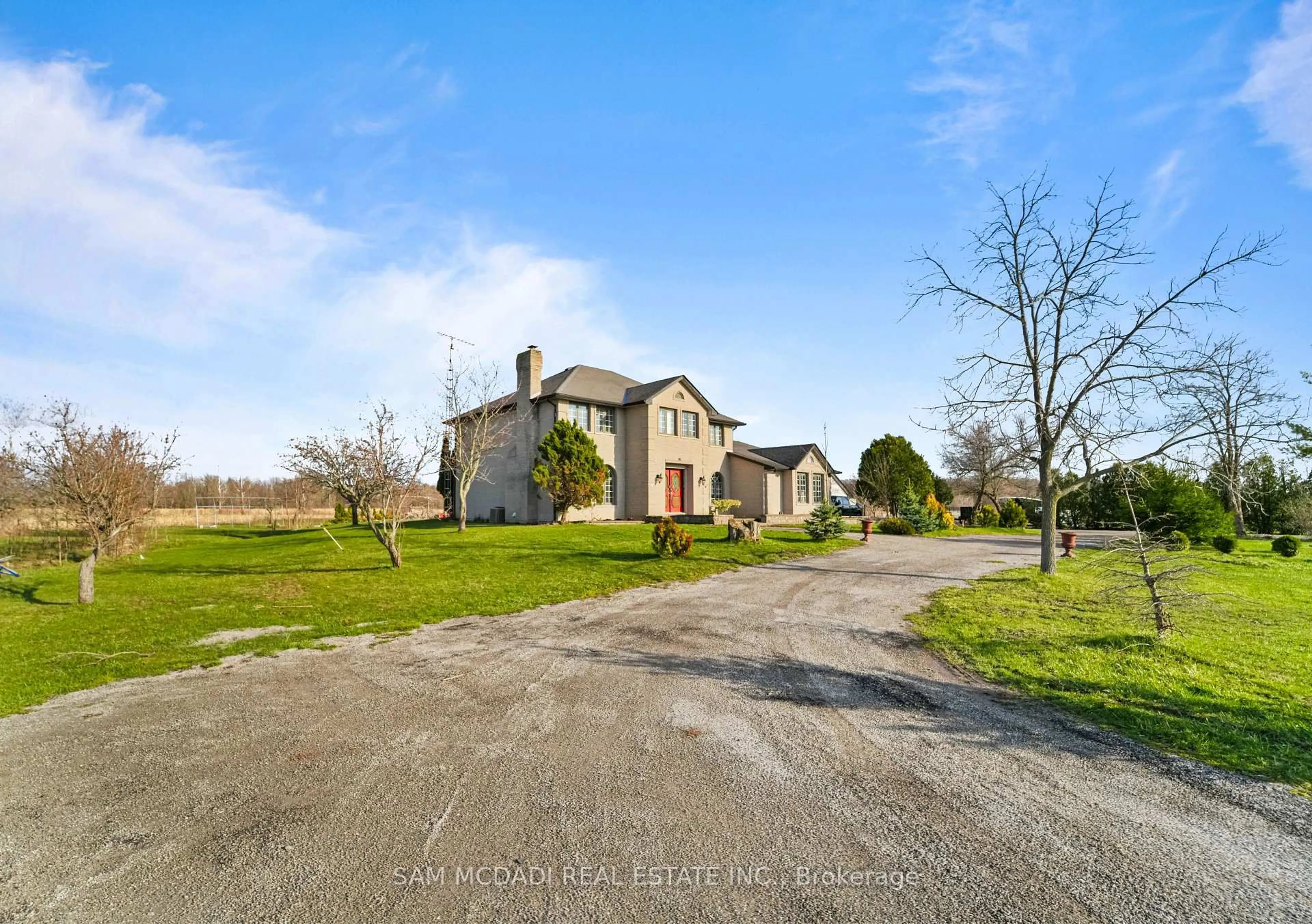 A pic from outside/outdoor area/front of a property/back of a property/a pic from drone, street for 225 Park Rd, Grimsby Ontario L3M 4E7