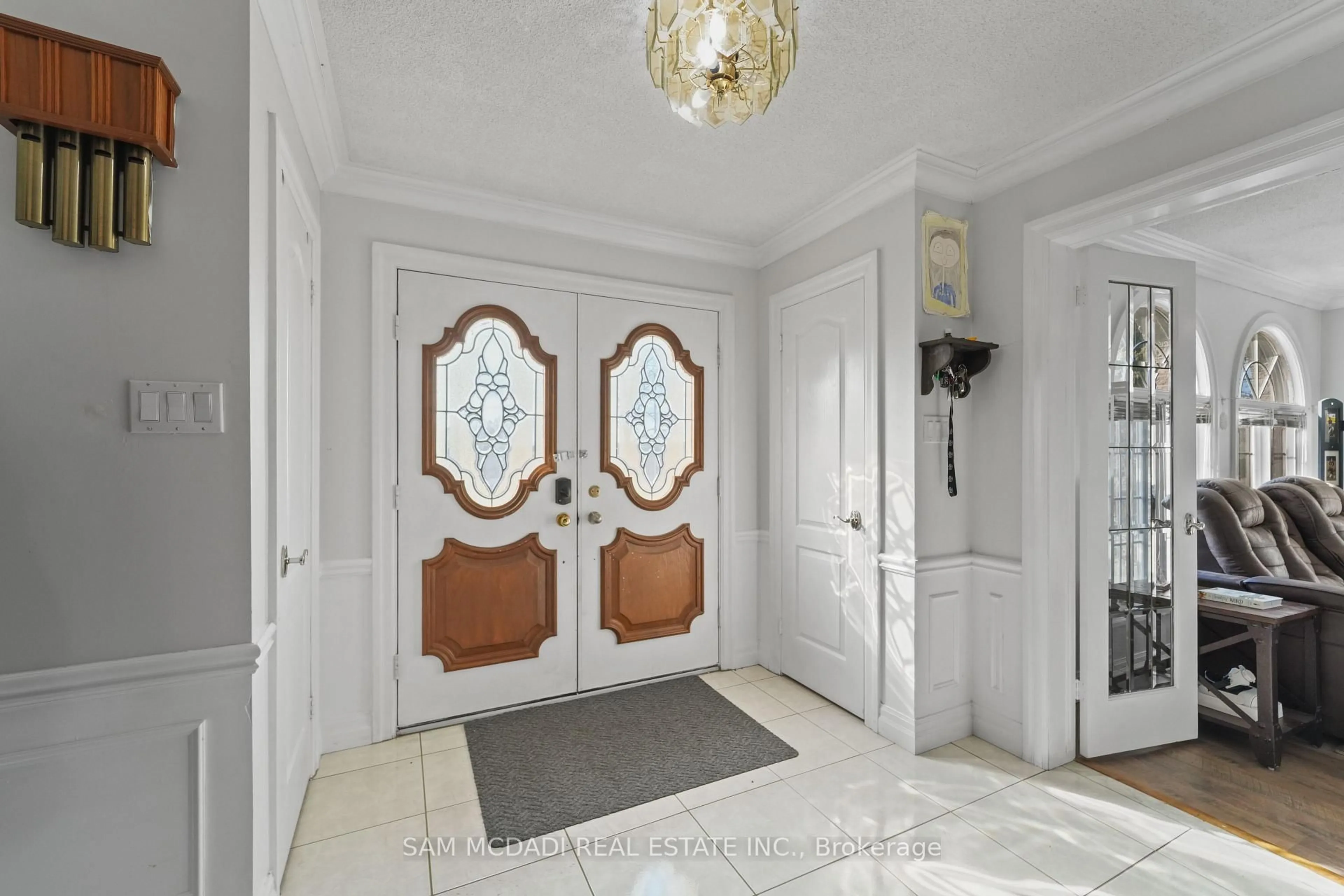 Indoor entryway for 225 Park Rd, Grimsby Ontario L3M 4E7