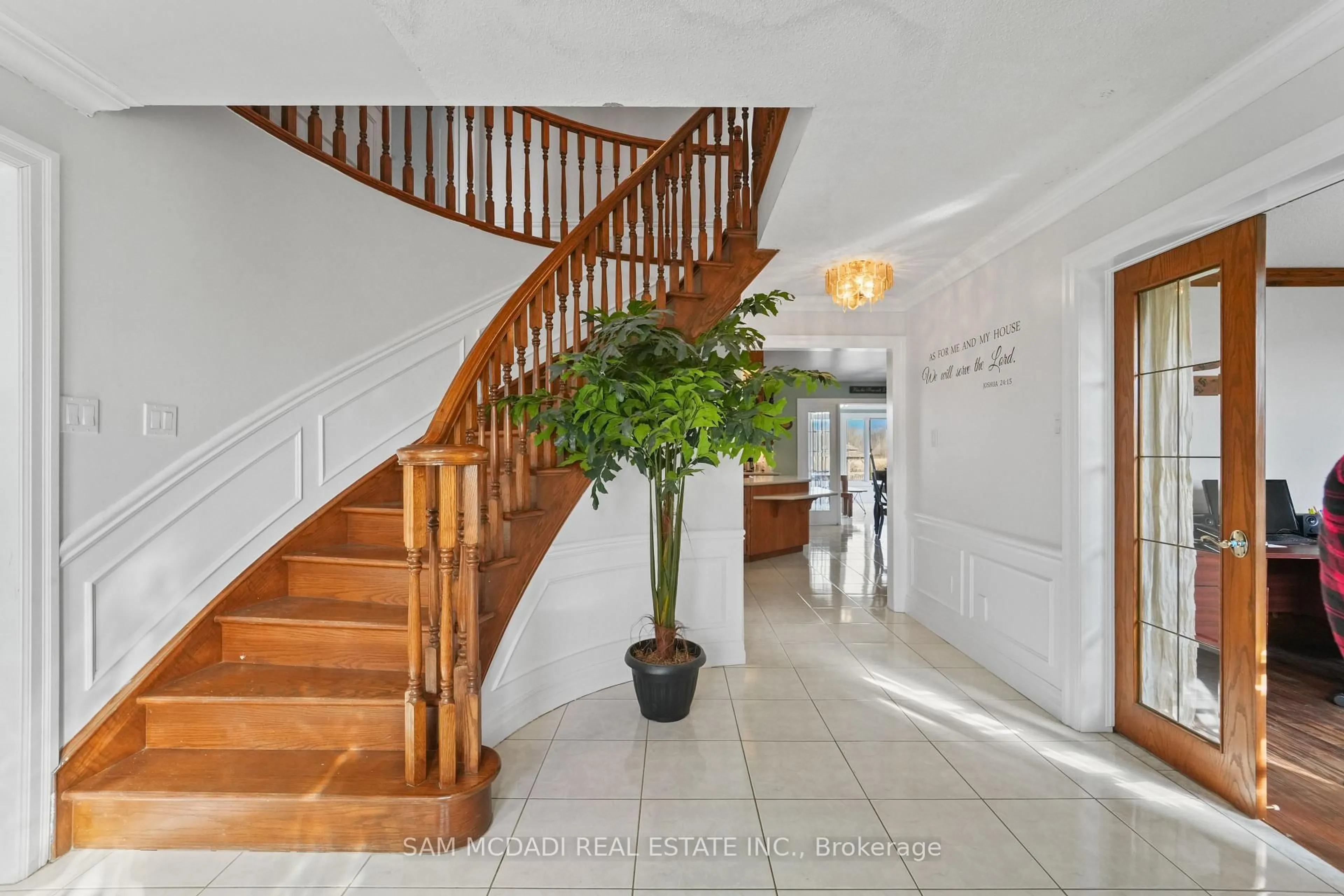 Indoor foyer for 225 Park Rd, Grimsby Ontario L3M 4E7