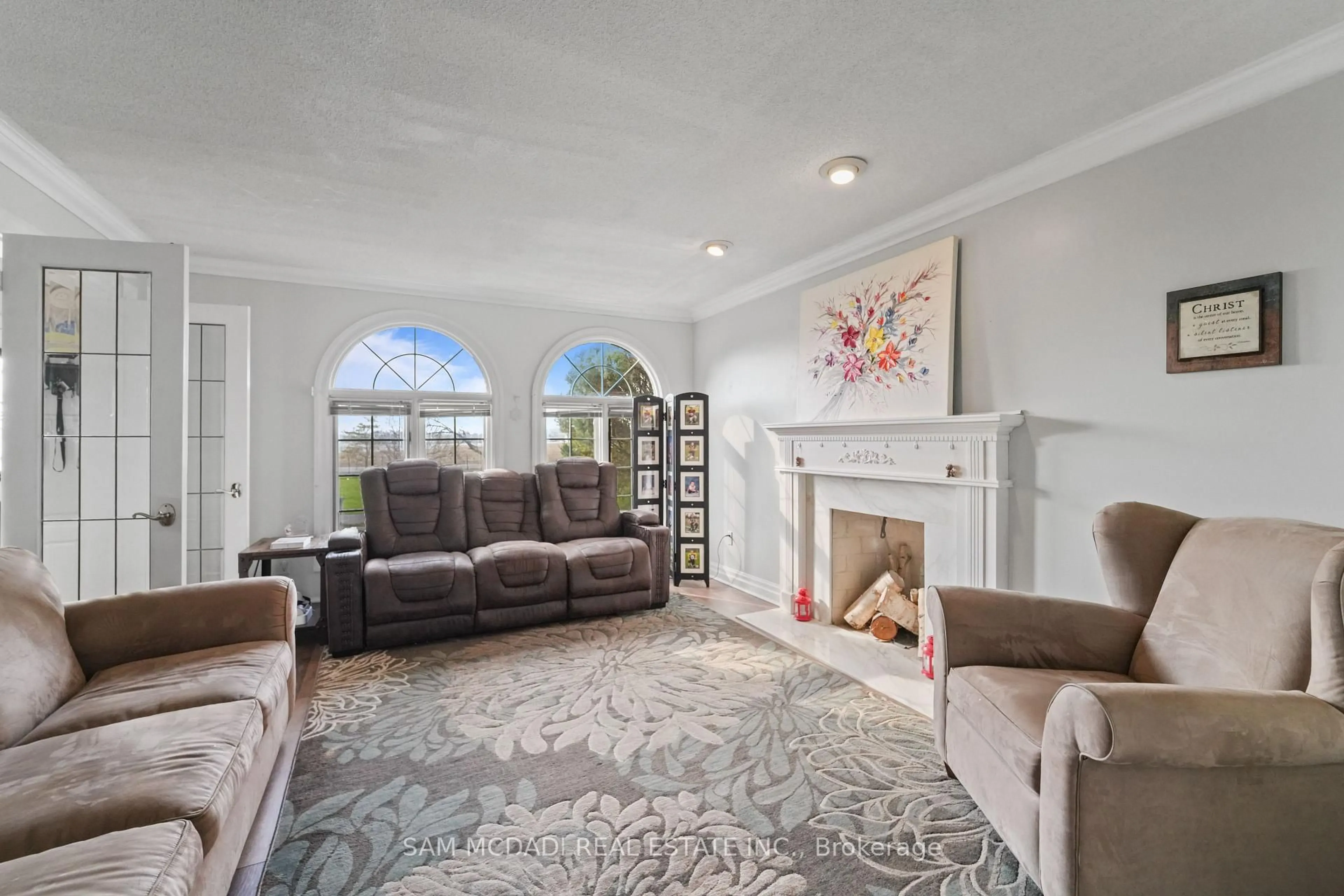 Living room with furniture, unknown for 225 Park Rd, Grimsby Ontario L3M 4E7