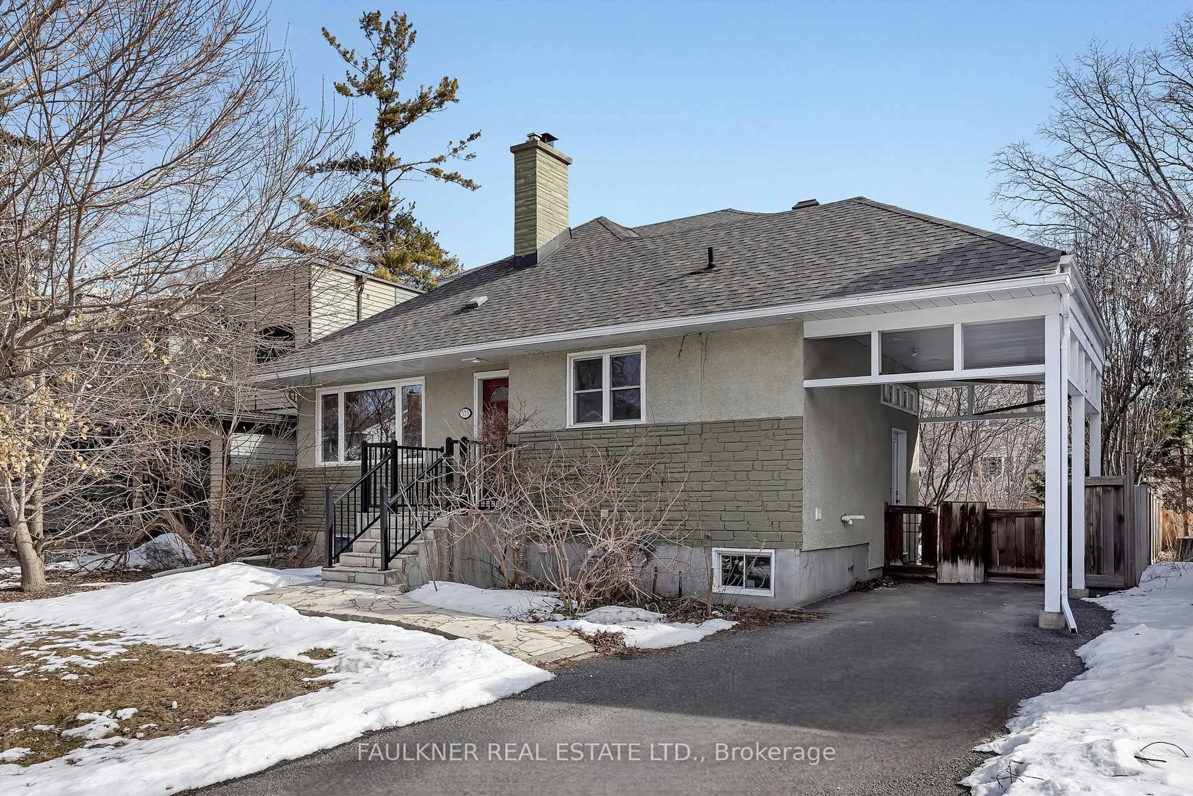Home with vinyl exterior material, street for 573 Courtenay Ave, Ottawa Ontario K2A 3B4