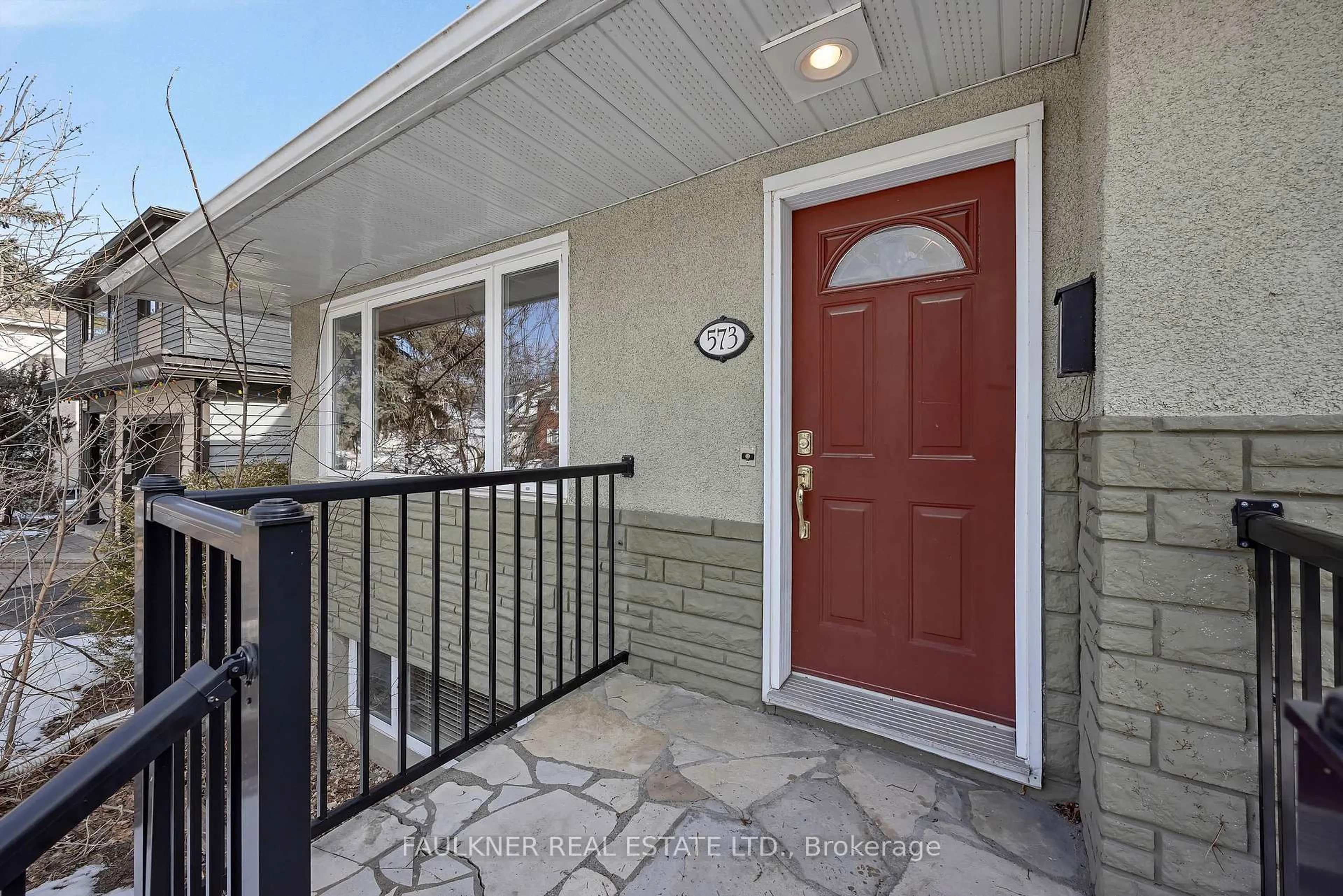 Indoor entryway for 573 Courtenay Ave, Ottawa Ontario K2A 3B4
