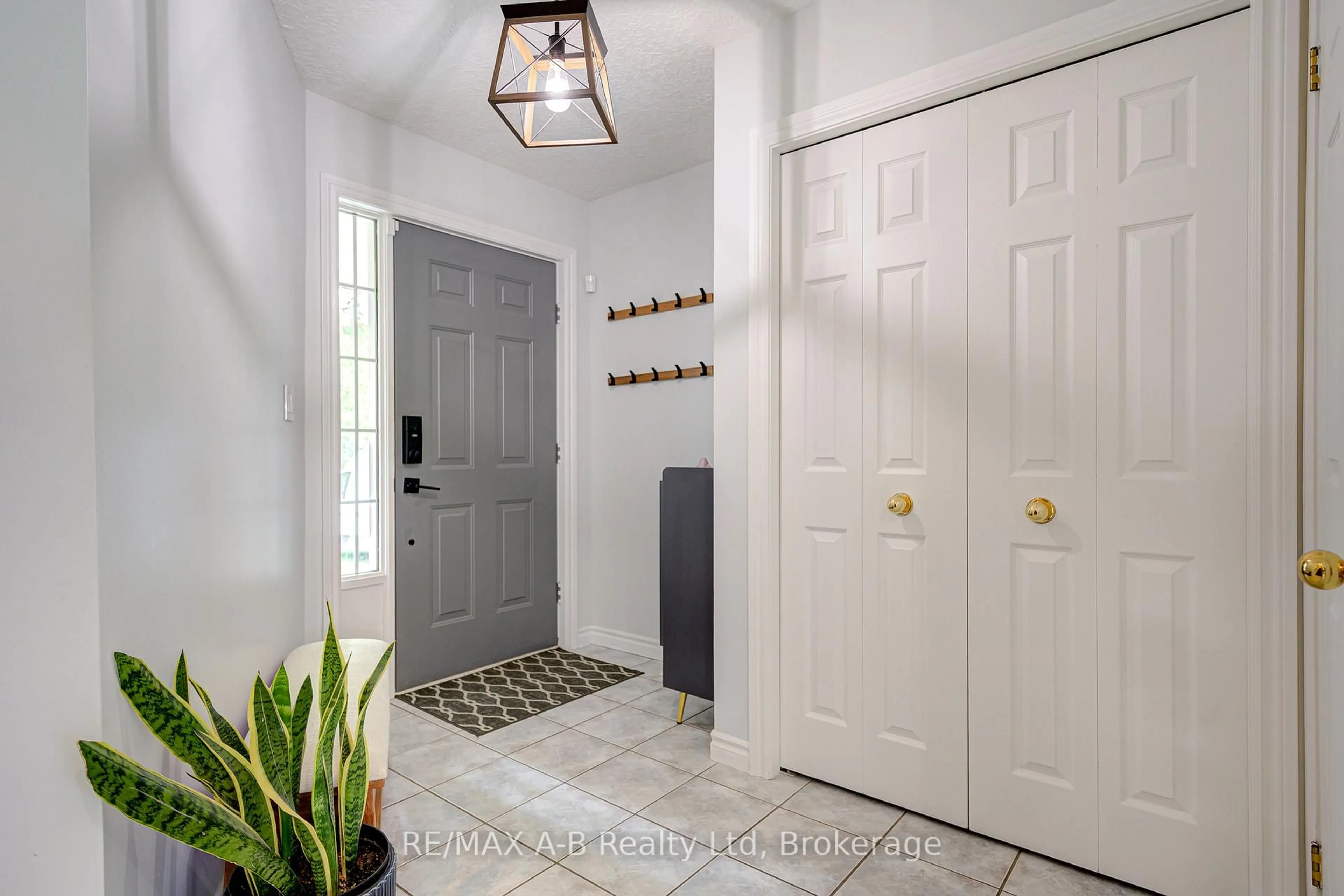 Indoor entryway for 430 Brunswick St, Stratford Ontario N5A 3N4
