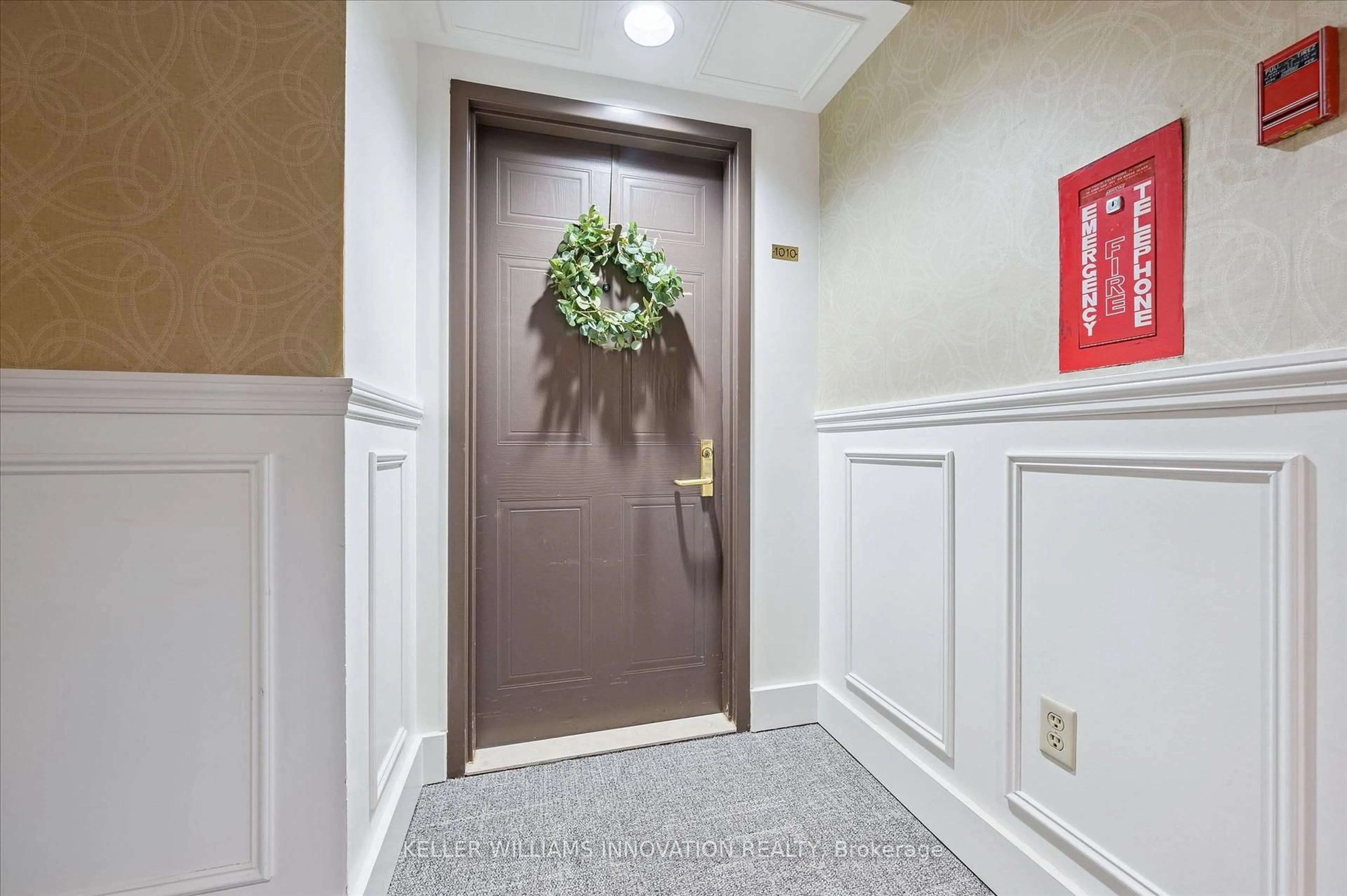 Indoor foyer for 265 Westcourt Pl #1010, Waterloo Ontario N2L 6E4