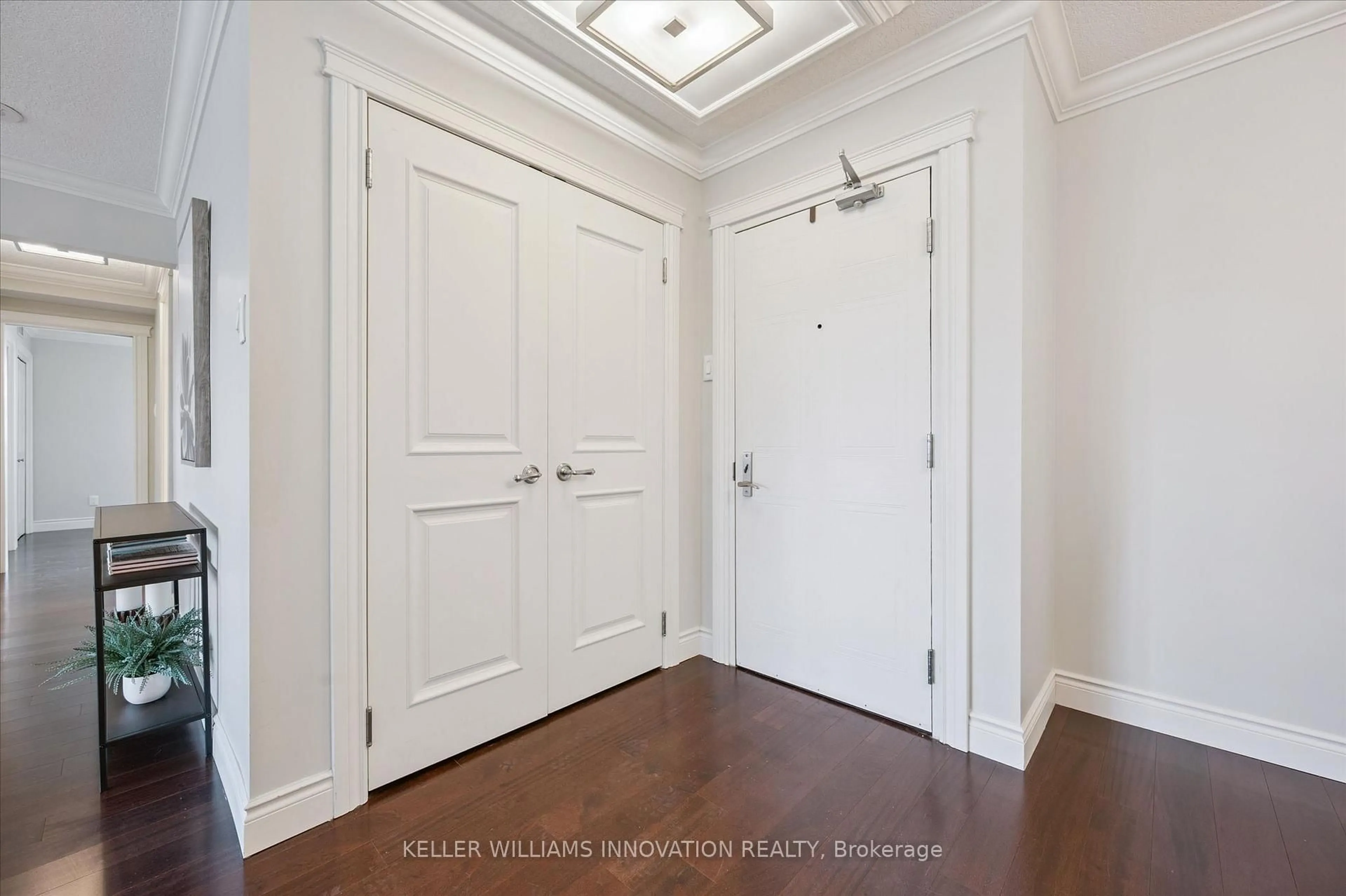 Indoor entryway for 265 Westcourt Pl #1010, Waterloo Ontario N2L 6E4