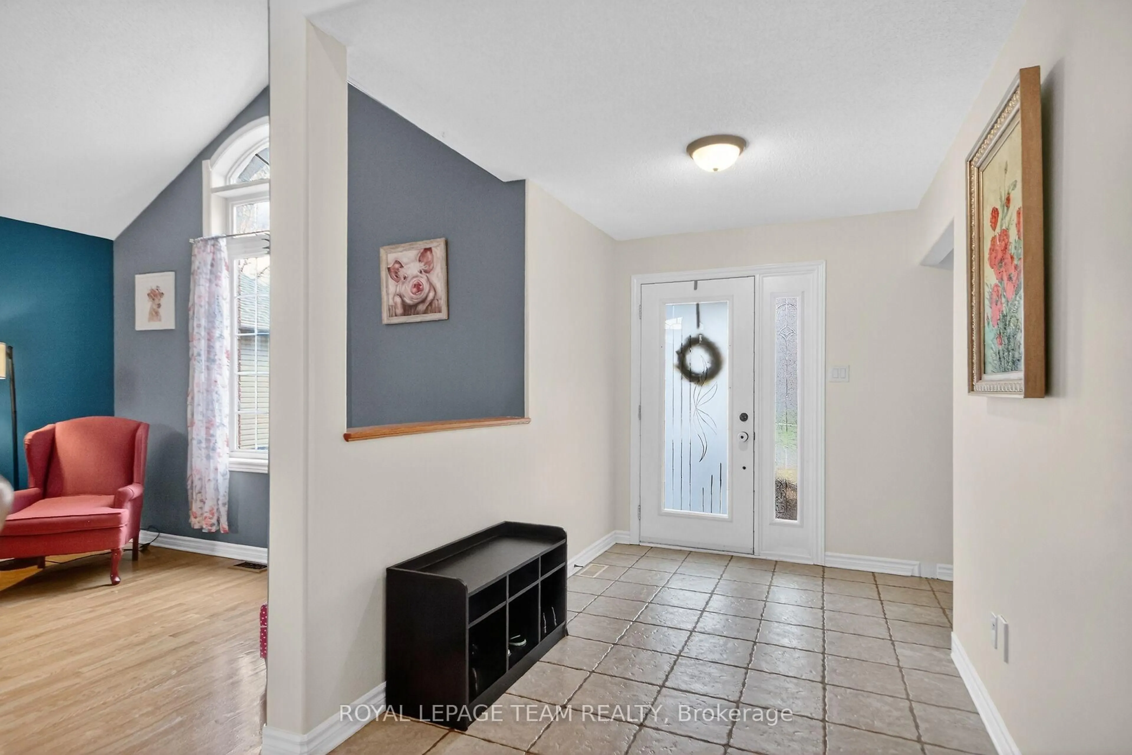 Indoor entryway for 75 Renoir Dr, Russell Ontario K0A 1W0