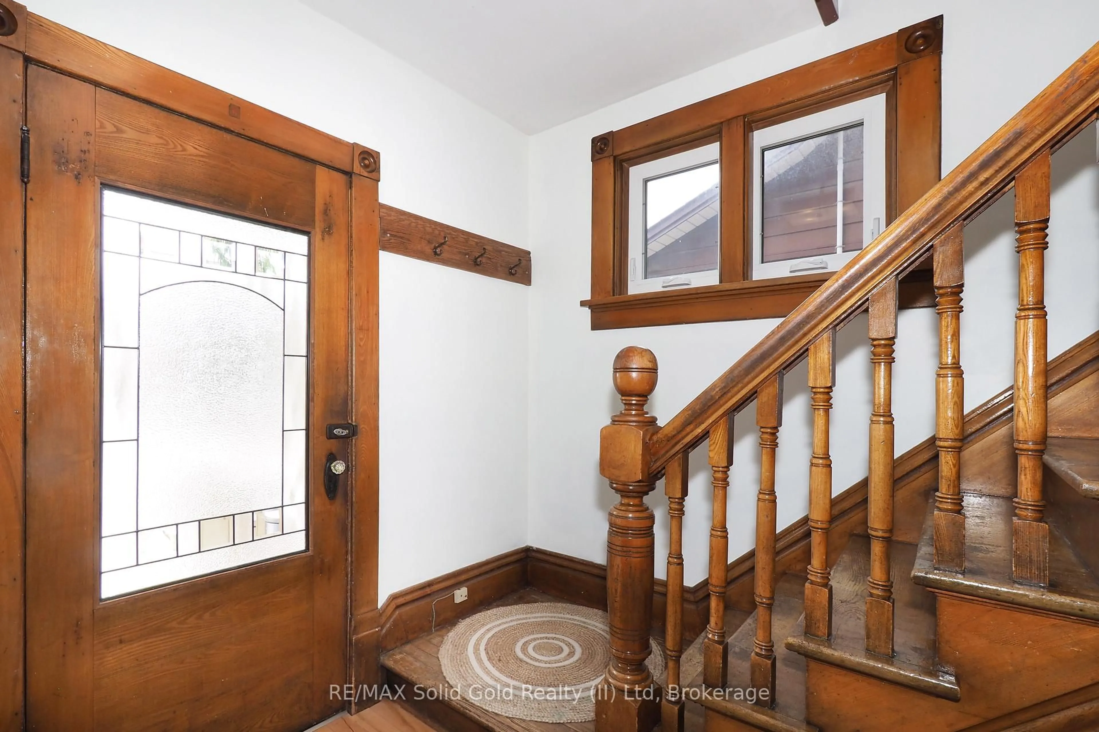 Indoor foyer for 18 Theresa St, Kitchener Ontario N2G 1M1