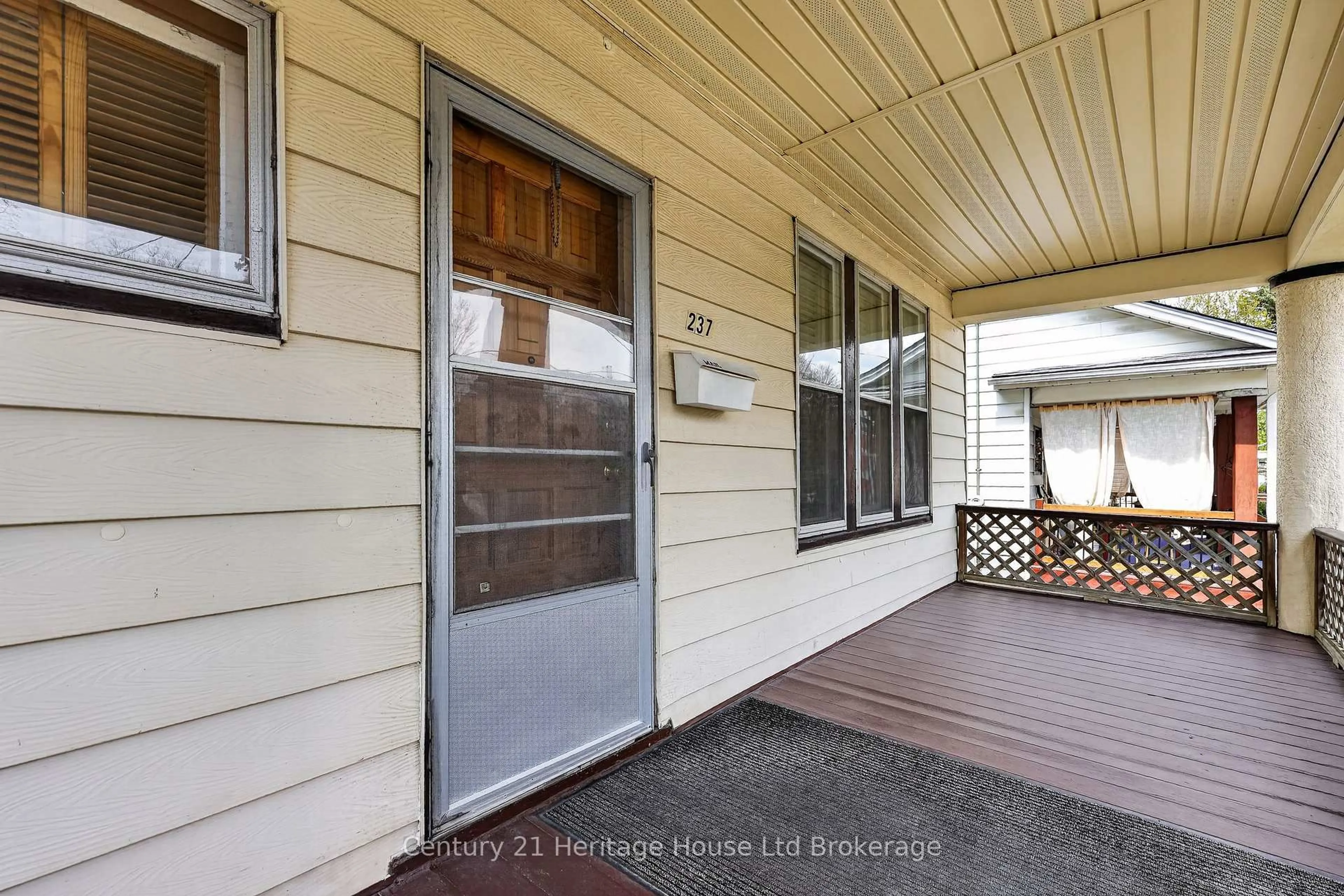 Indoor entryway for 237 Delatre St, Woodstock Ontario N4S 6C6
