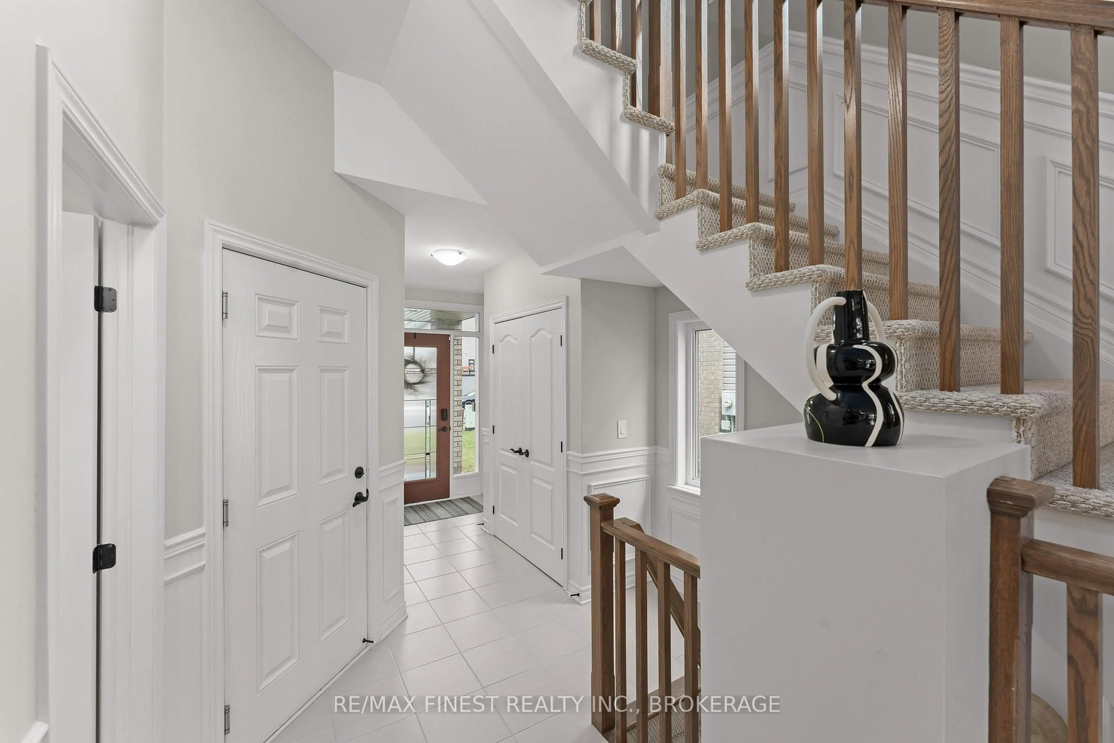 Indoor entryway for 1345 Tremont Dr, Kingston Ontario K7P 0M5