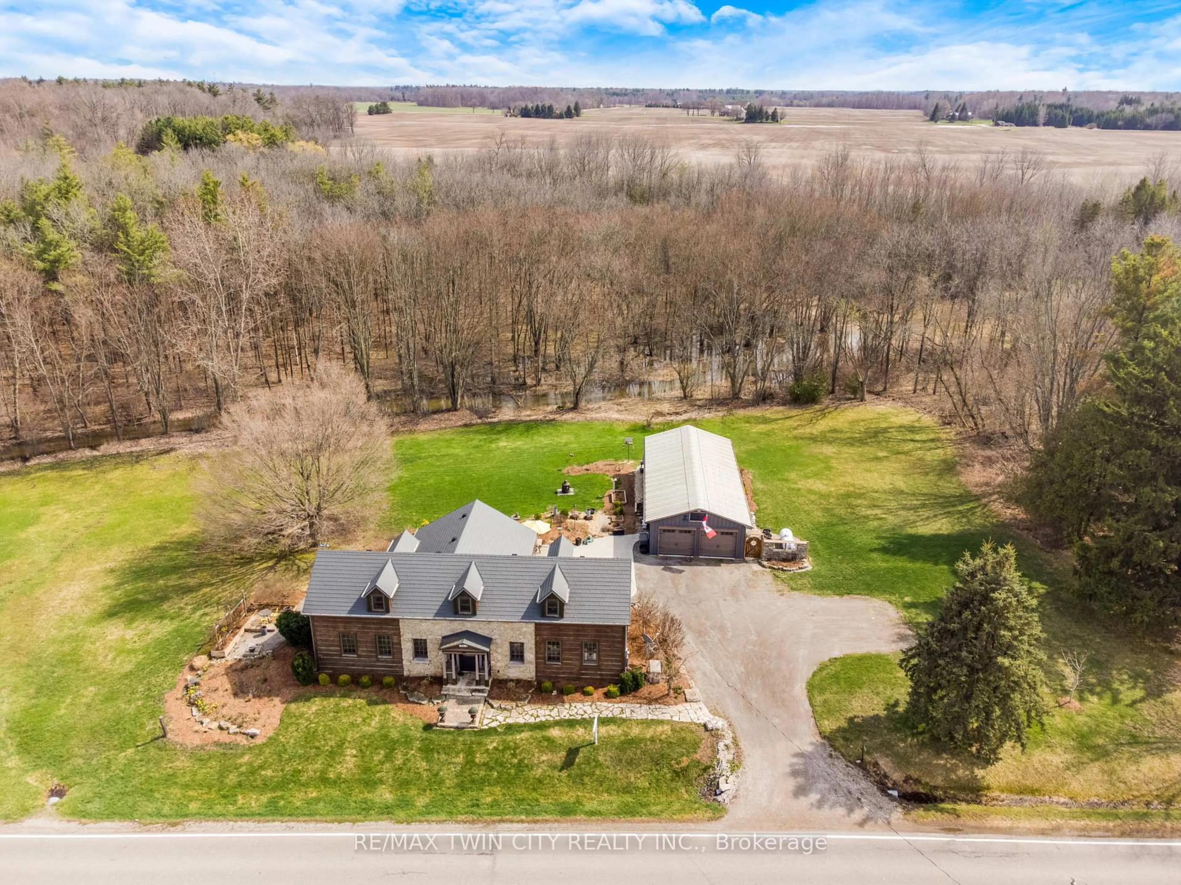 A pic from outside/outdoor area/front of a property/back of a property/a pic from drone, water/lake/river/ocean view for 3612 INDIAN Tr, Hamilton Ontario N3T 5M1