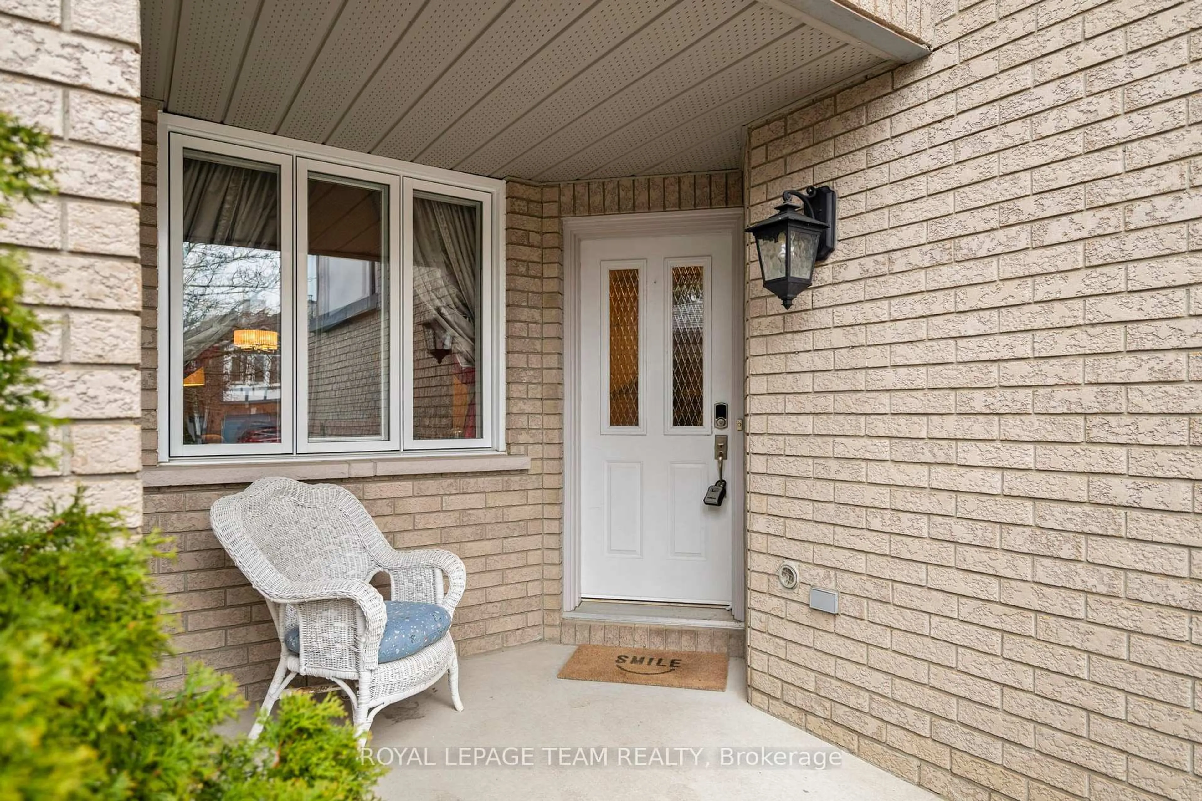 Indoor entryway for 152 Hunterswood Cres, Ottawa Ontario K1G 5W1