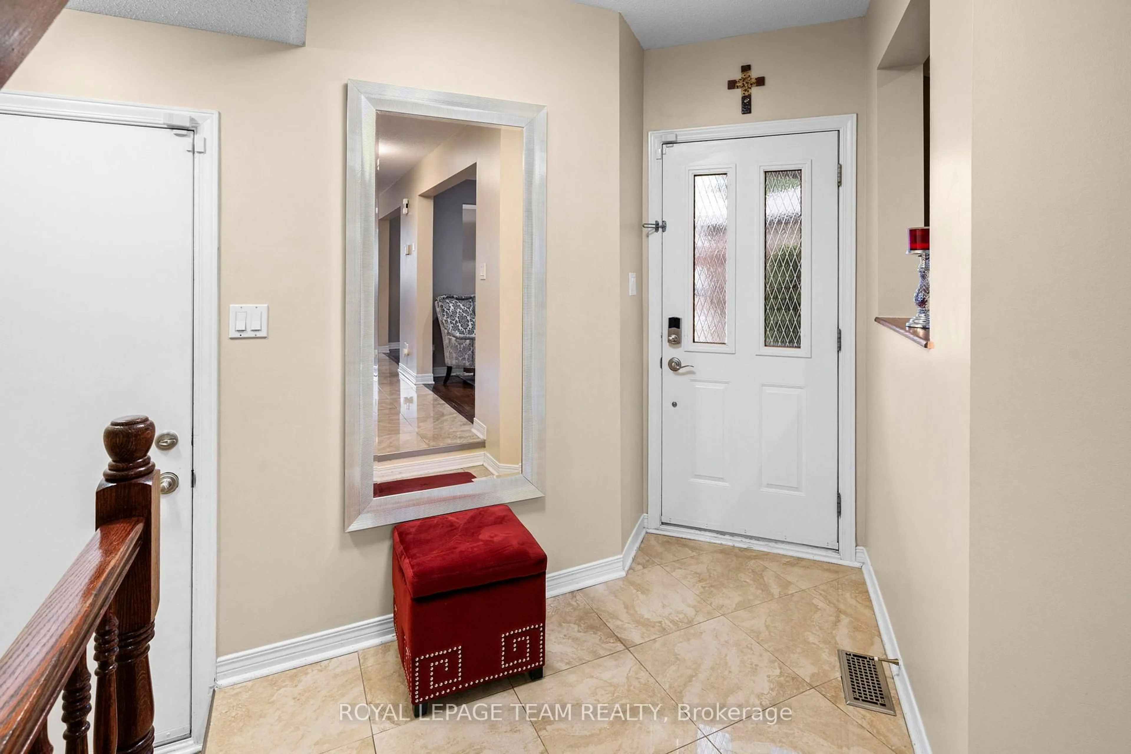 Indoor entryway for 152 Hunterswood Cres, Ottawa Ontario K1G 5W1